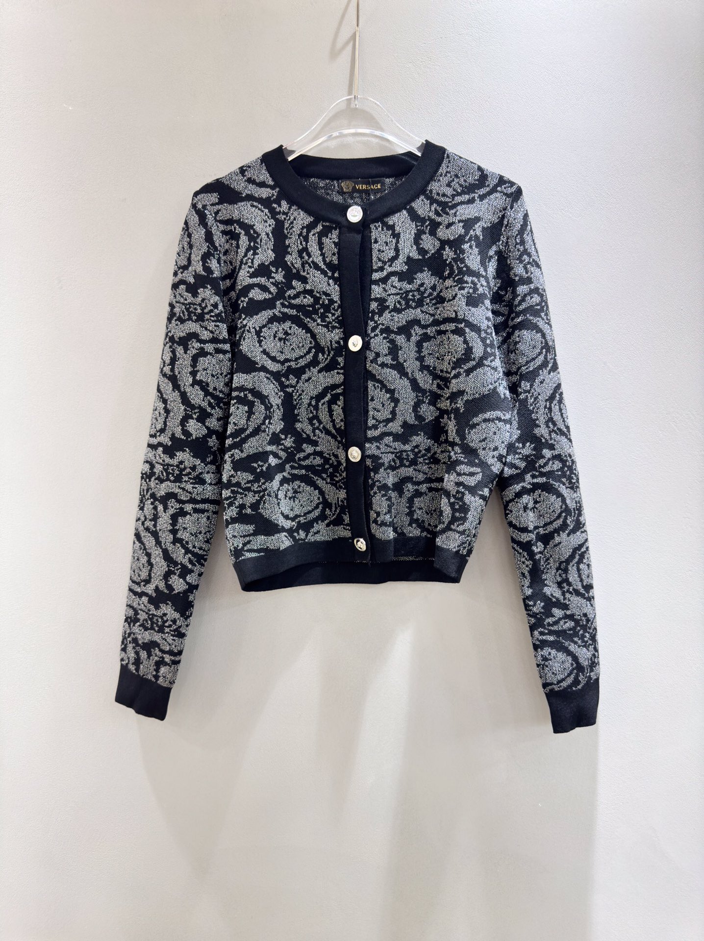 Versaces early autumn black printed knit cardigan with shimmer and floral embroidery.-Big cat