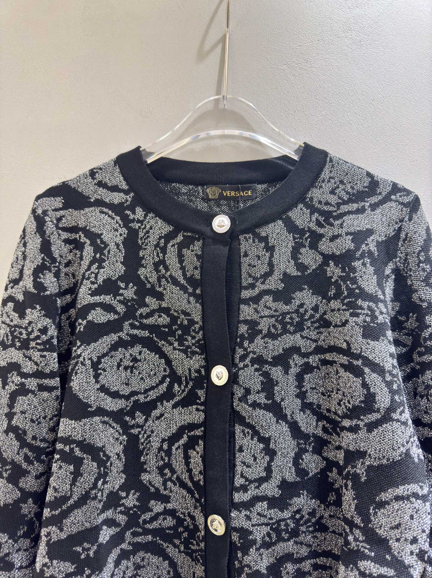 Versaces early autumn black printed knit cardigan with shimmer and floral embroidery.-Big cat