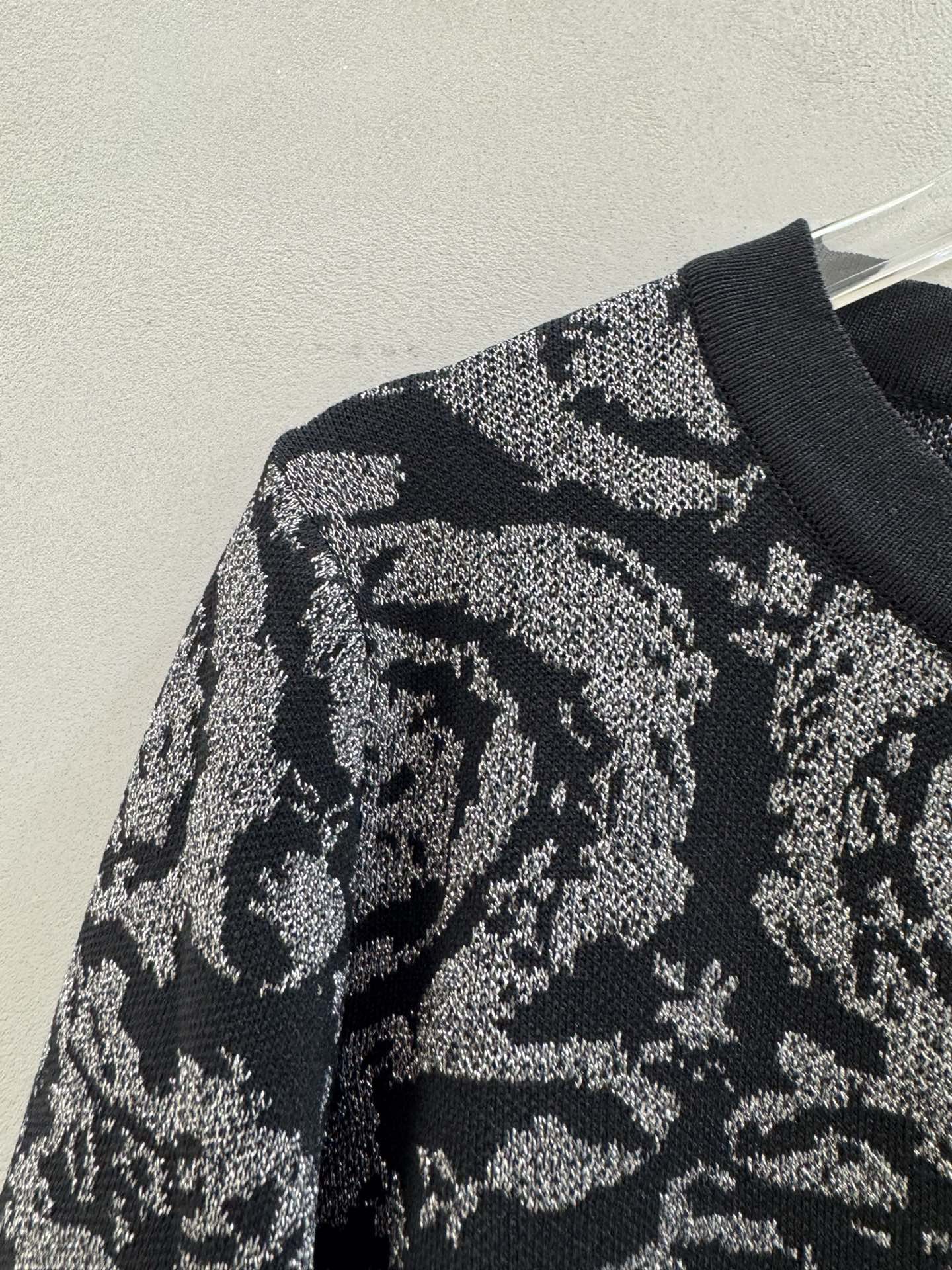 Versaces early autumn black printed knit cardigan with shimmer and floral embroidery.-Big cat