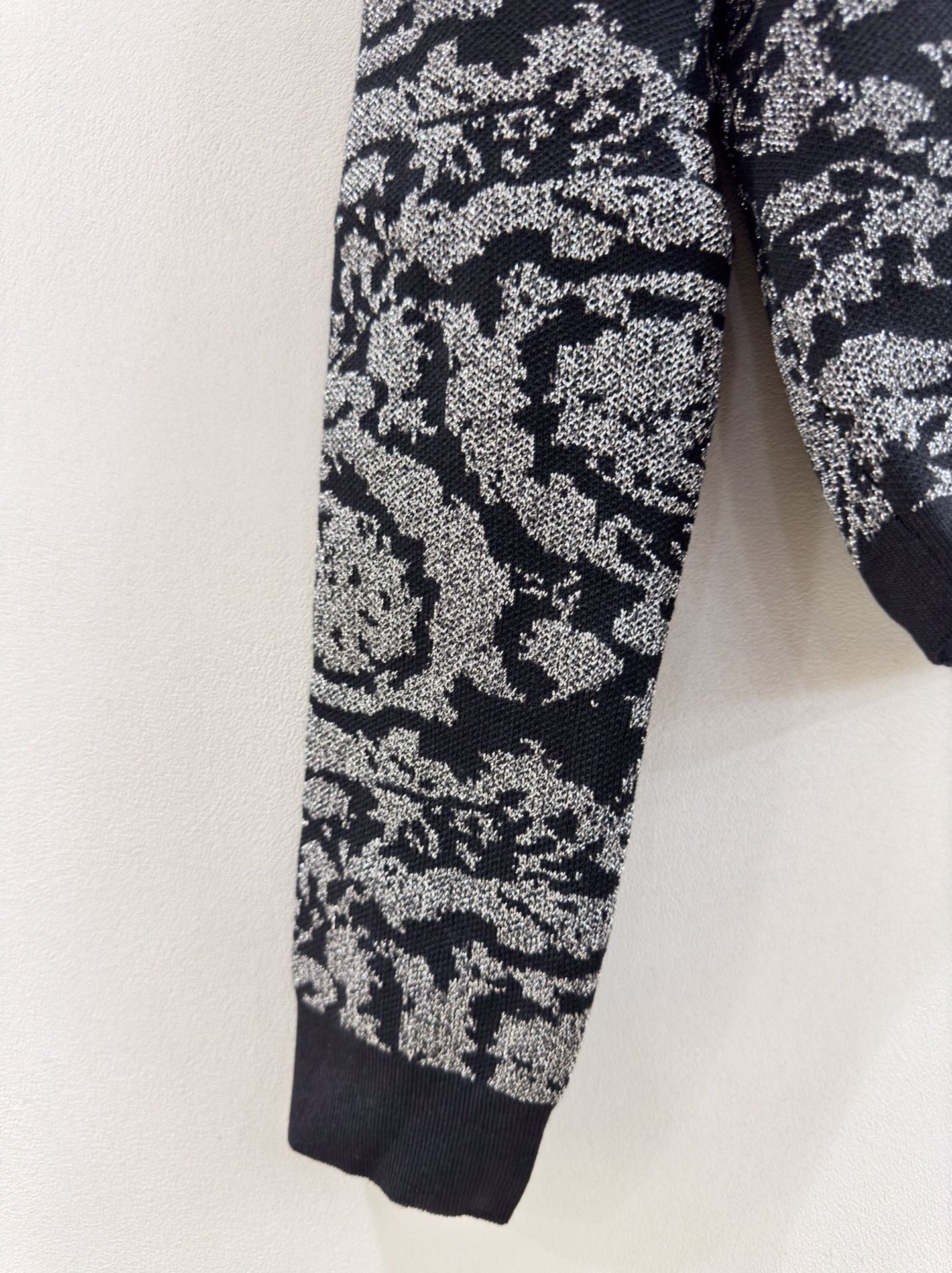 Versaces early autumn black printed knit cardigan with shimmer and floral embroidery.-Big cat
