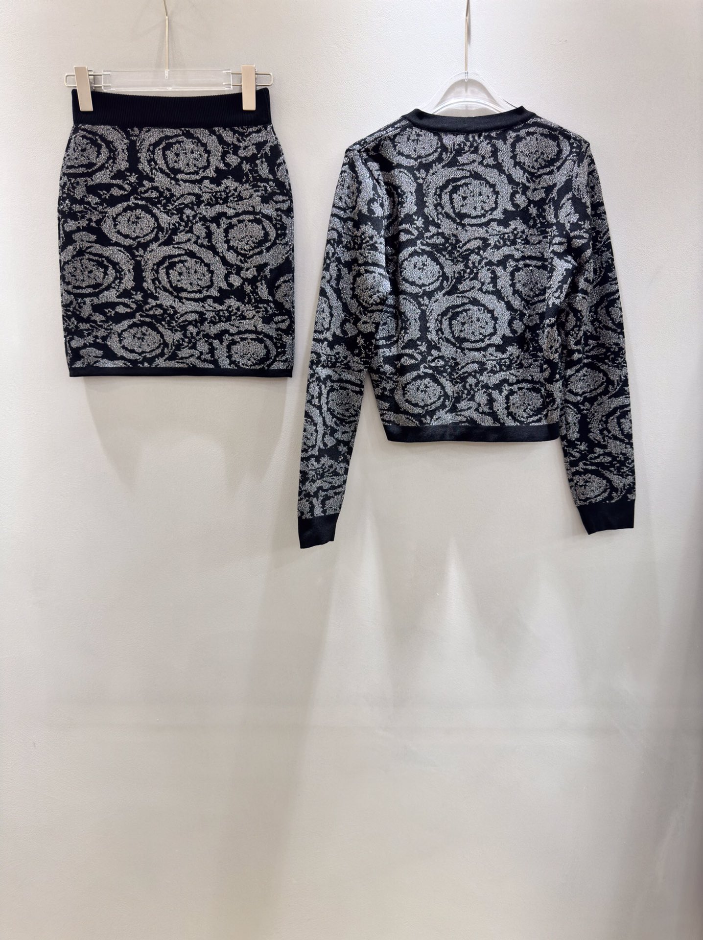 Versace early autumn set with black color block print, metallic flower pattern, knit cardigan and pencil skirt.-Big cat