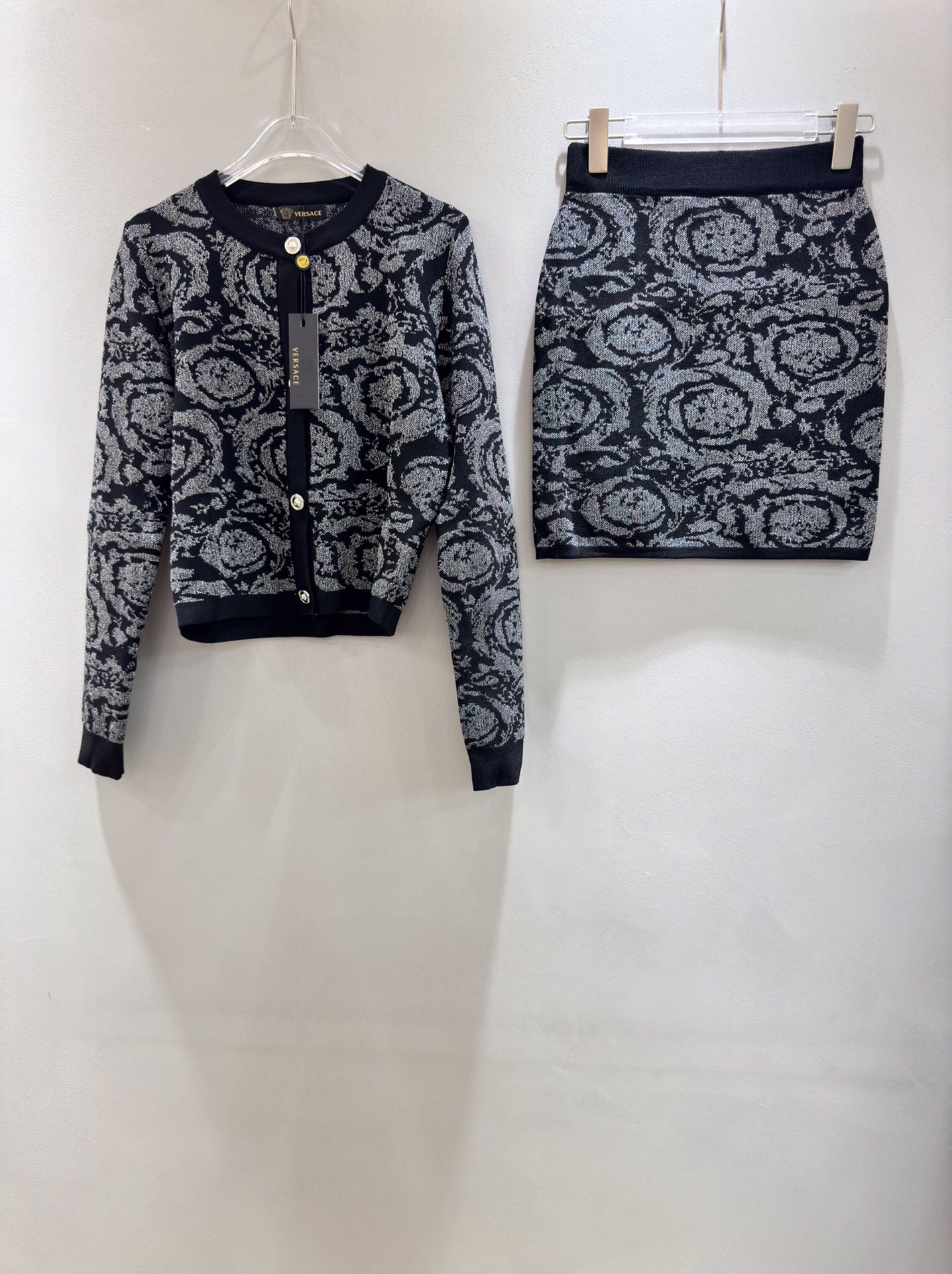 Versace early autumn set with black color block print, metallic flower pattern, knit cardigan and pencil skirt.-Big cat