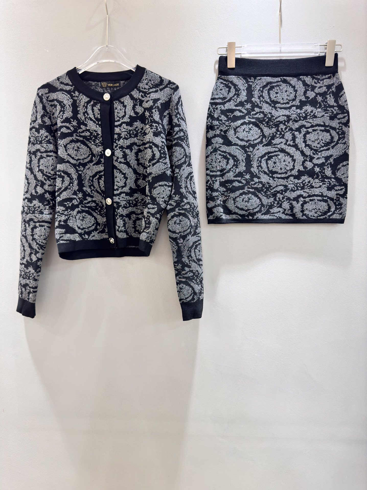 Versace early autumn set with black color block print, metallic flower pattern, knit cardigan and pencil skirt.-Big cat
