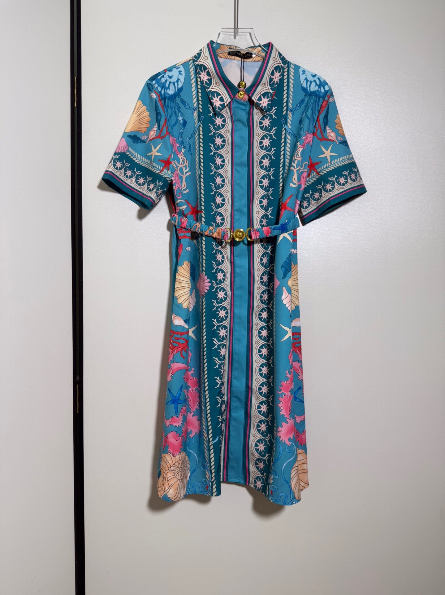 NO:821073,Versa*e/Fan*zhe's new blue-green bottom Baroque Ocean World shell starfish print metal emblem buckle belt short-sleeved lapel shirt dress.SMLXL, Versace-clothing,versace,versace,skirts,shirts,T-shirt,19860909Versa*e/范*哲女 新品蓝绿色底巴洛克海洋世界贝壳海星印花金属徽扣饰腰带短袖翻领衬衫连衣裙.SMLXL,范思哲-服装,versace,versace,skirts,shirts,T-shirt,,Women's clothing