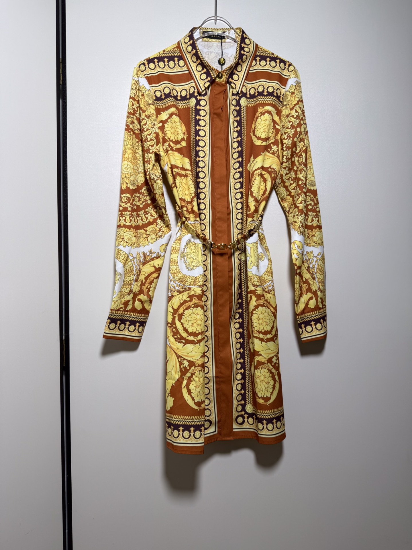 NO:821070,Versa*e/Fan*zhe women's new gold-orange bottom Baroque Medusa print metal emblem buckle belt long-sleeved lapel shirt dress.SMLXL, Versace-clothing,versace,versace,skirts,shirts,19860909Versa*e/范*哲女 新品金橘色底巴洛克美杜莎印花金属徽扣饰腰带长袖翻领衬衫连衣裙.SMLXL,范思哲-服装,versace,versace,skirts,shirts,,Women's clothing
