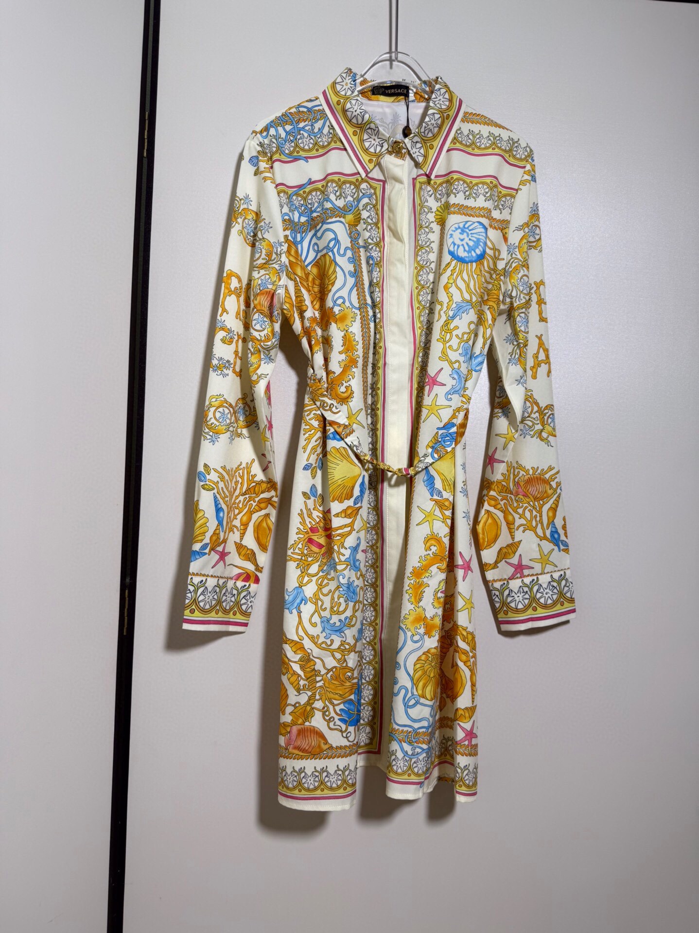NO:821067,Versa*e/fan*zhe female new yellow bottom Baroque ocean world shell starfish print metal emblem buckle belt short-sleeved lapel shirt dress.SMLXL, Versace-clothing,versace,versace,skirts,shirts,T-shirt,19860909Versa*e/范*哲女 新品黄色底巴洛克海洋世界贝壳海星印花金属徽扣饰腰带短袖翻领衬衫连衣裙.SMLXL,范思哲-服装,versace,versace,skirts,shirts,T-shirt,,Women's clothing
