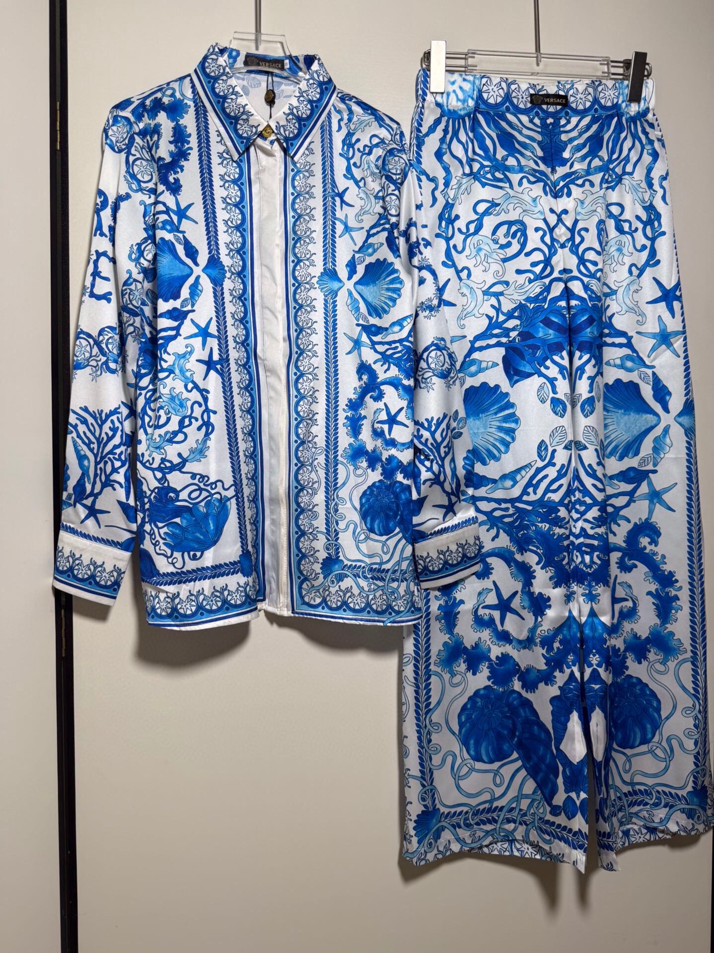 NO:820559,Suit Versace/Versace women's new blue bottom starfish baroque ocean world shell starfish conch blue bottom starfish print lapel long-sleeved shirt elastic waist casual trousers suit two-piece set.SMLXL, Versace-clothing,versace,versace,shirts,19860909套装Versace/范思哲女 新品蓝色底海星巴洛克海洋世界贝壳海星海螺蓝色底海星印花翻领长袖衬衫松紧腰休闲长裤 套装两件套.SMLXL,范思哲-服装,versace,versace,shirts,,Women's clothing