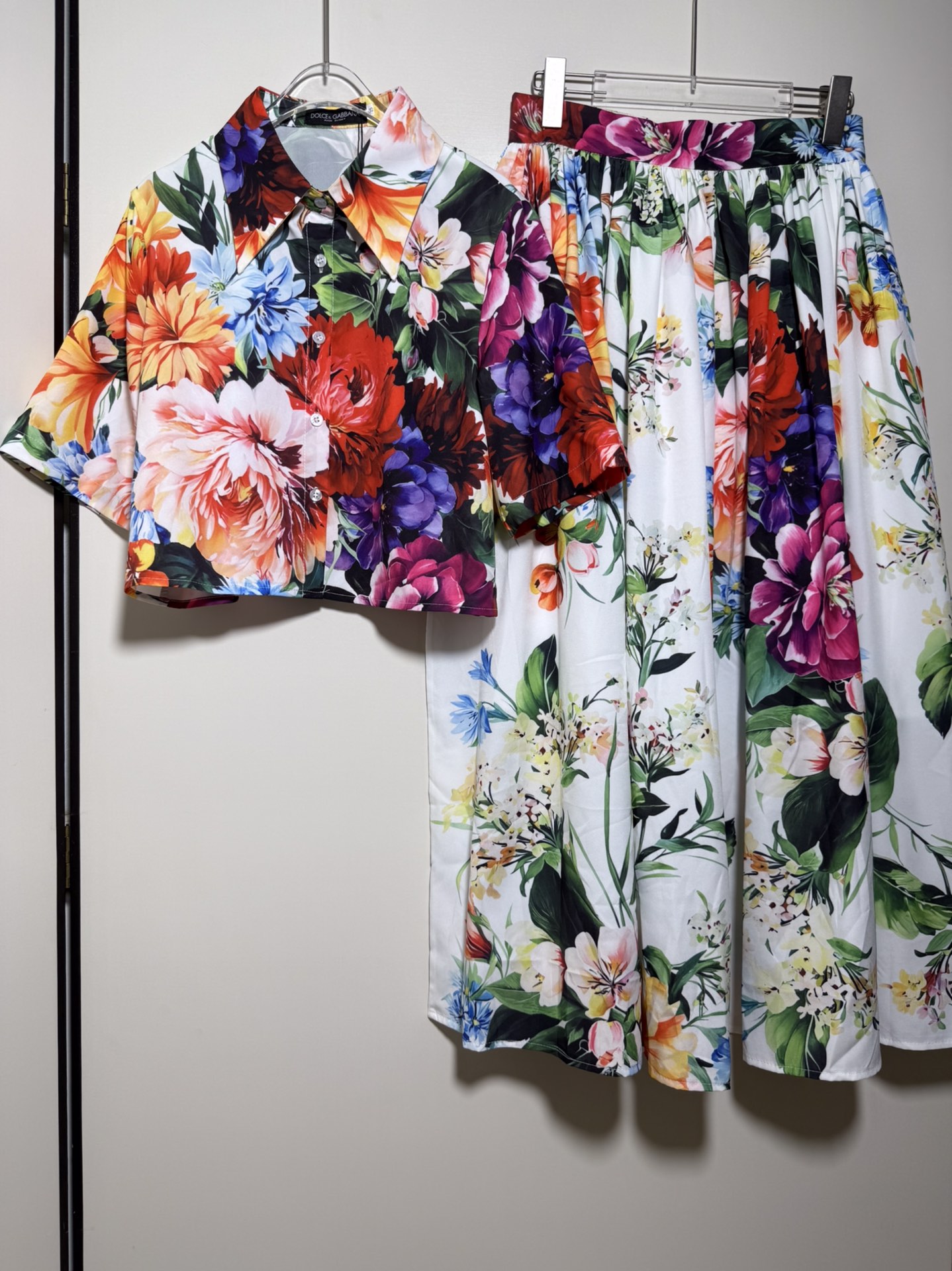 NO:821049,Suit Dol*e & Gabb*ana/Dol*Gabbana Sicilian femininity. Passionate and colorful flowers are sultry and charming. Rich peonies and hundreds of flowers bloom. Floral print lapel short-sleeved shirt. High-waisted skirt. Suit of two pieces. SMLXL, Dolce & Gabbana-clothing, Dolce&Gabbana, skirts, shirts, T-shirt,19860909套装Dol*e & Gabb*ana/杜*嘉西西里女人味 热情缤纷多彩花朵撩人又魅 富贵牡丹花百花争艳花卉印花翻领短袖衬衫高腰大摆半身裙 套装两件套.SMLXL,杜嘉班纳-服装,Dolce&Gabbana,skirts,shirts,T-shirt,,Women's clothing