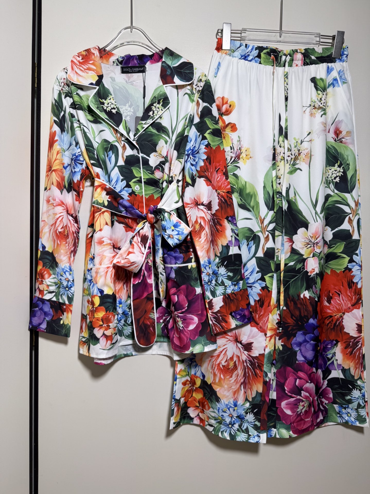 NO:822917,Suit Dol*e & Gabb*Dou*jia new peony lapel floral print belt waist lapel long-sleeved shirt + casual long home pajama style two-piece suit.SMLXL, Dolce & Gabbana-clothing, Dolce&Gabbana, shirts,19860909套装Dol*e & Gabb*杜*嘉 新款牡丹花翻领花卉印花系腰带收腰翻领长袖衬衫＋休闲长款 居家睡衣风套装两件套.SMLXL,杜嘉班纳-服装,Dolce&Gabbana,shirts,,Women's clothing