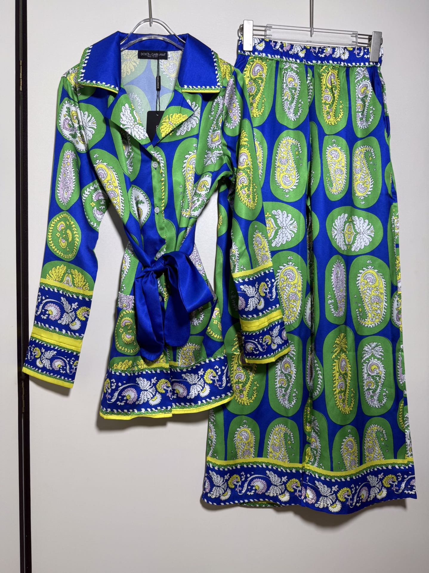 NO:821077,Suit D&G/Dolce & Gabbana women's green and blue contrast retro flower print lapel long-sleeved shirt elastic waist casual wide-leg trousers suit two-piece set.SMLXL, Dolce&Gabbana-clothing, Dolce&Gabbana, shirts,19860909套装D＆G/杜嘉班纳女士绿蓝撞色复古花朵印花翻领长袖衬衫松紧腰休闲阔腿长裤 套装两件套.SMLXL,杜嘉班纳-服装,Dolce&Gabbana,shirts,,Women's clothing