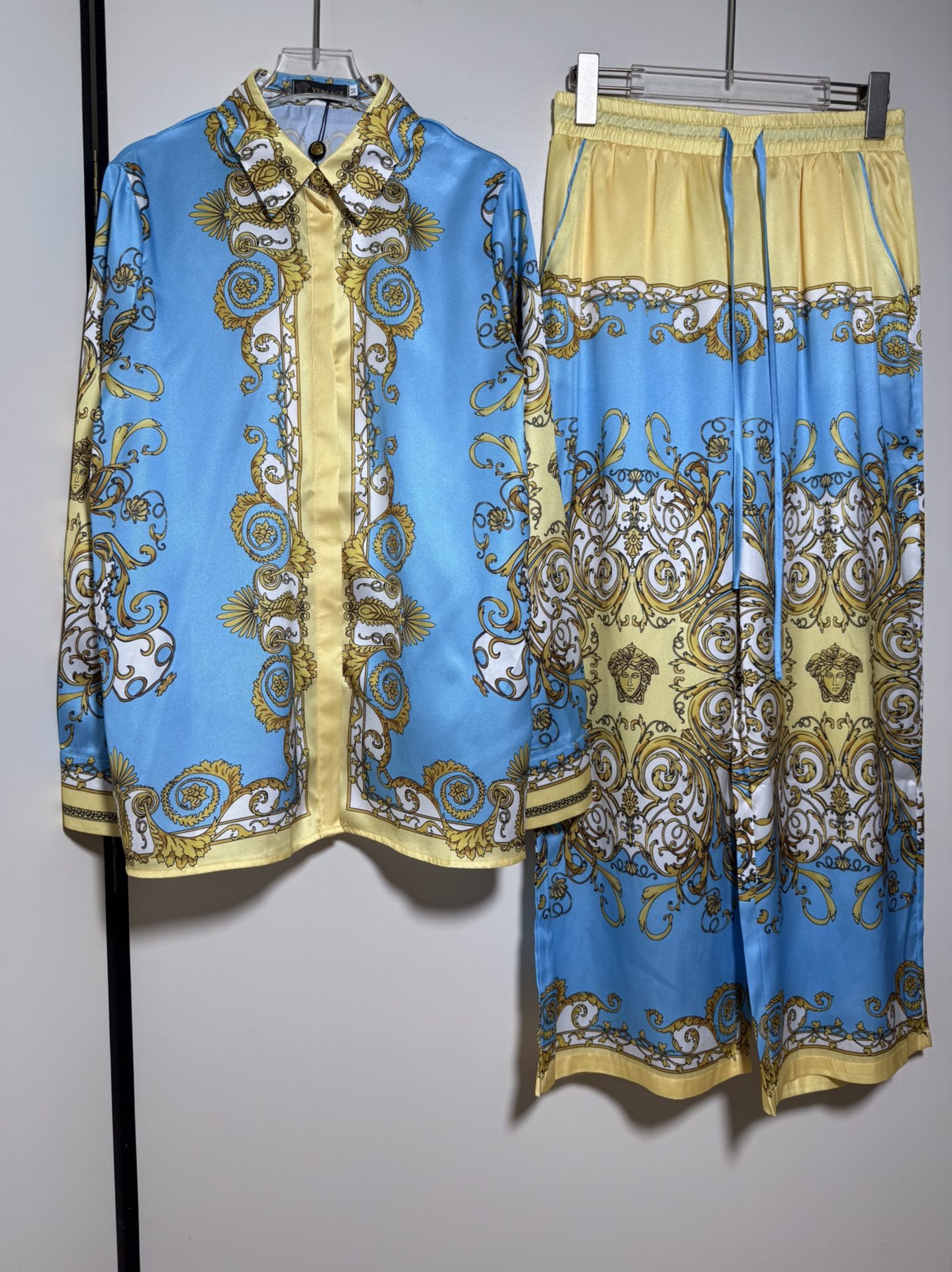 NO:820564,Suit VERSACE/Versace popular series Baroque Medusa head printed lapel long-sleeved shirt casual trousers suit two-piece set.SMLXL, Versace-clothing,versace,versace,shirts,19860909套装VERSACE/范思哲爆款系列 巴洛克美杜莎头像印花翻领长袖衬衫休闲长裤 套装两件套.SMLXL,范思哲-服装,versace,versace,shirts,,Women's clothing