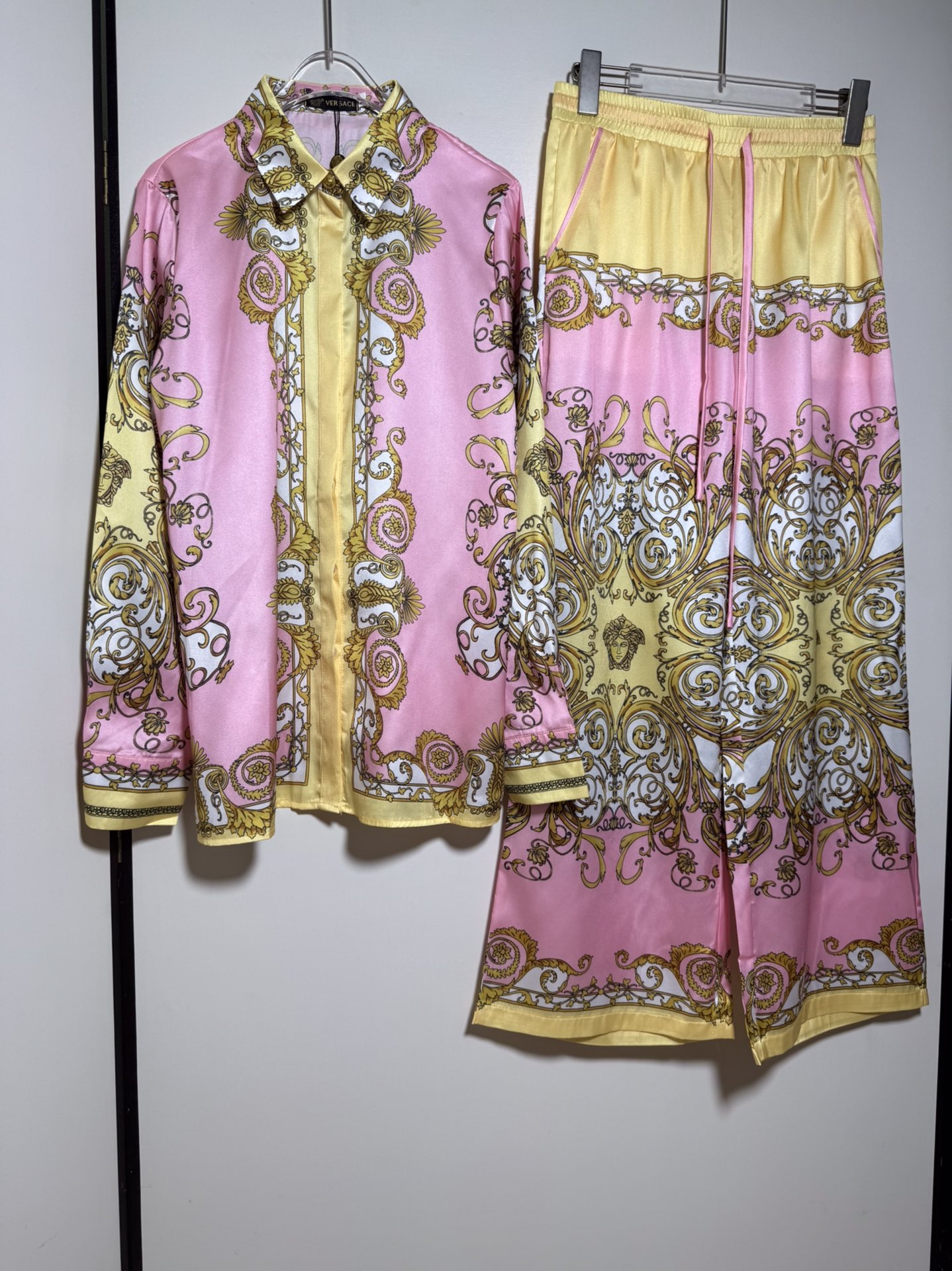 NO:832071,Suit VERSACE/Versace popular series Baroque Medusa head printed lapel long-sleeved shirt casual trousers suit two-piece set.SMLXL,,versace,versace,shirts,19860909套装VERSACE/范思哲爆款系列 巴洛克美杜莎头像印花翻领长袖衬衫休闲长裤 套装两件套.SMLXL,,versace,versace,shirts,,Women's clothing