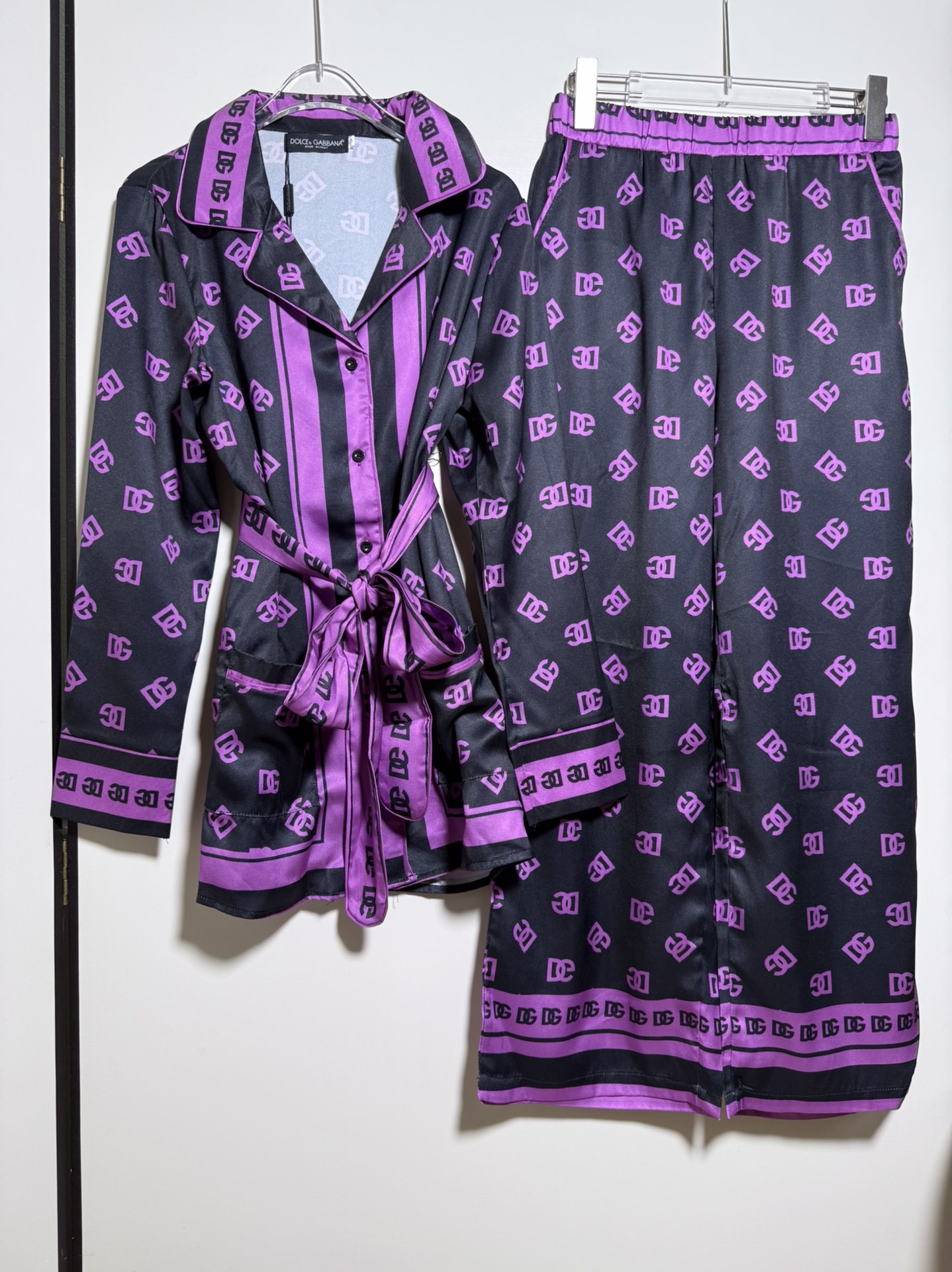 NO:925165,Suit Do*e & Gabb*ana/Du*jia purple full-print letter belt waist lapel long-sleeved home pajama style suit.SMLXL,,19860909套装Do*e & Gabb*ana/杜*嘉紫色满印字母系腰带收腰翻领长袖居家睡衣风套装.SMLXL,,,Women's clothing