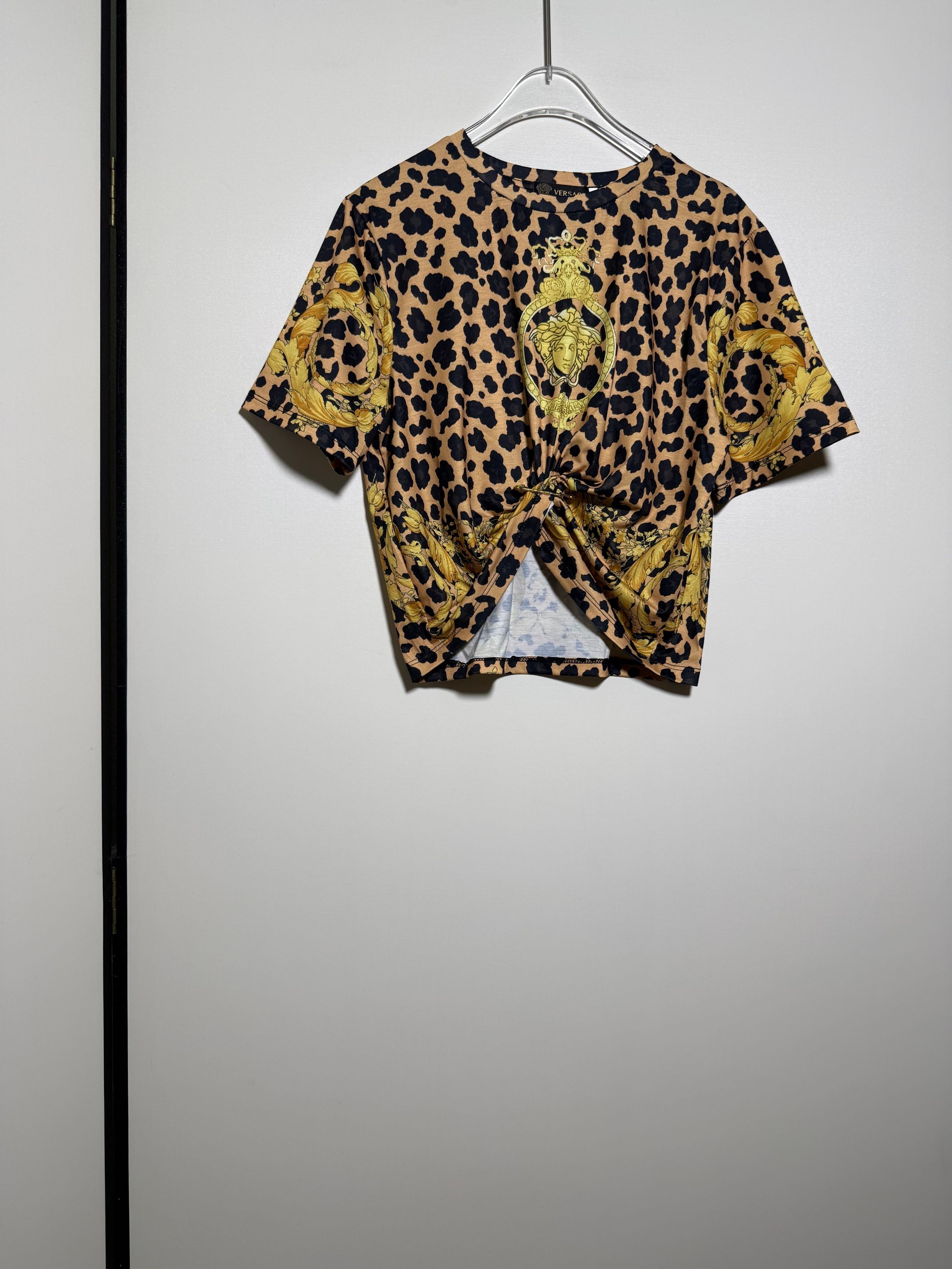 NO:822585,VERS**E/Van*zhe hot style series women's logo Medusa head baroque printed pin knotted pleated casual short-sleeved embellished waist T-shirt.SMLXL, Versace-clothing,versace,versace,T-shirt,tees,t-shirt,19860909VERS**E/范*哲 爆款系列 女士标志美杜莎头像 巴洛克印花别针结饰褶裥休闲短袖缀饰露腰T恤 .SMLXL,范思哲-服装,versace,versace,T-shirt,tees，t-shirt,,Women's clothing