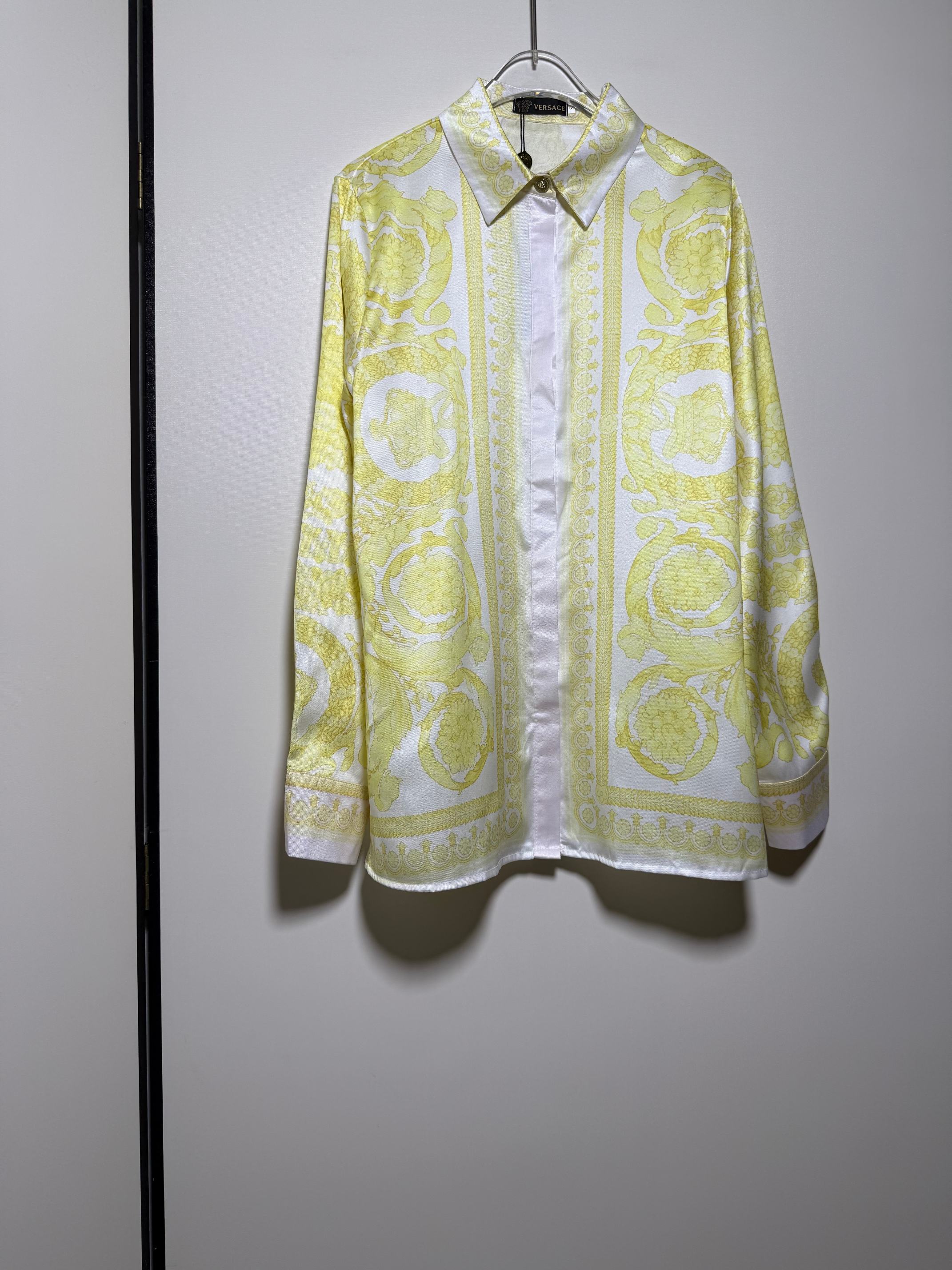 NO:822972,VERSACE/Versace's popular baroque gold garland printed lapel long-sleeved shirt.SMLXL, Versace-clothing,versace,versace,shirts,19860909VERSACE/范思哲爆款巴洛克金色花环印花翻领长袖衬衫.SMLXL,范思哲-服装,versace,versace,shirts,,Women's clothing