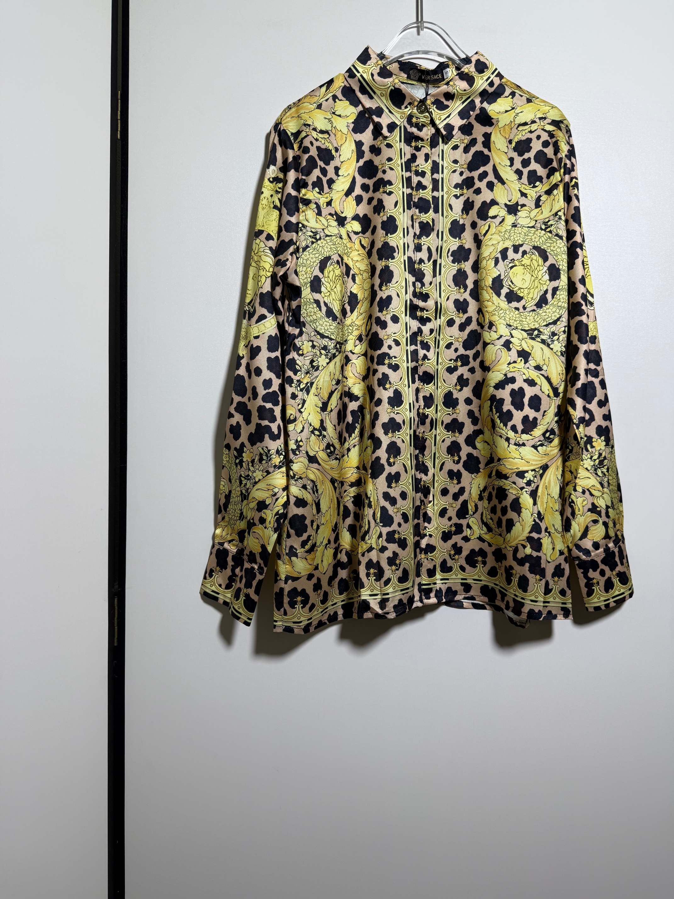 NO:822977,VERSACE/Versace's popular baroque leopard print lapel long-sleeved shirt.SMLXL, Versace-clothing,versace,versace,shirts,19860909VERSACE/范思哲爆款巴洛克豹纹印花翻领长袖衬衫.SMLXL,范思哲-服装,versace,versace,shirts,,Women's clothing