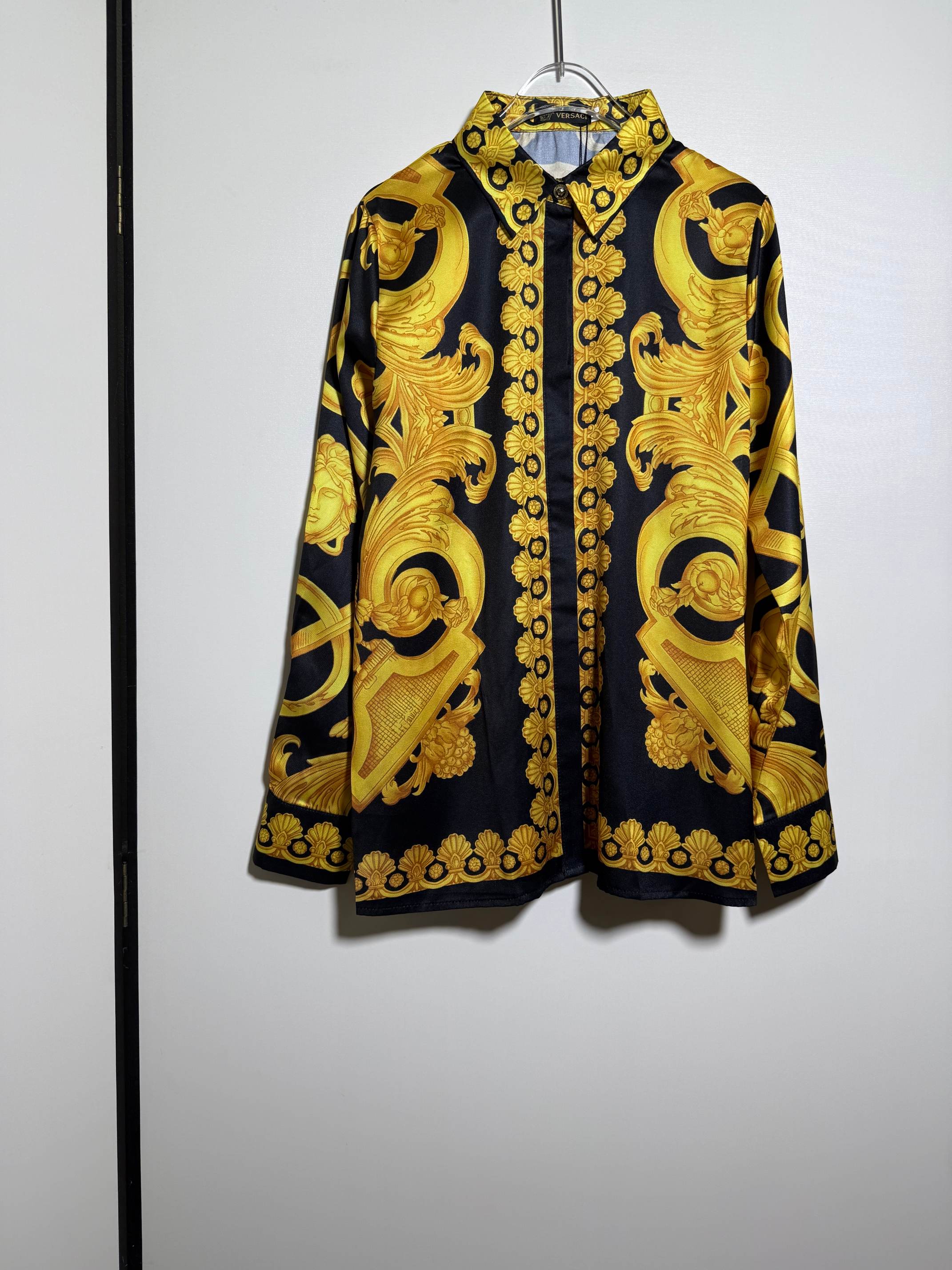 NO:822982,VERSACE/Versace's popular Medusa head baroque print lapel long-sleeved shirt.SMLXL, Versace-clothing,versace,versace,shirts,19860909VERSACE/范思哲爆款美杜莎头像巴洛克印花翻领长袖衬衫.SMLXL,范思哲-服装,versace,versace,shirts,,Women's clothing