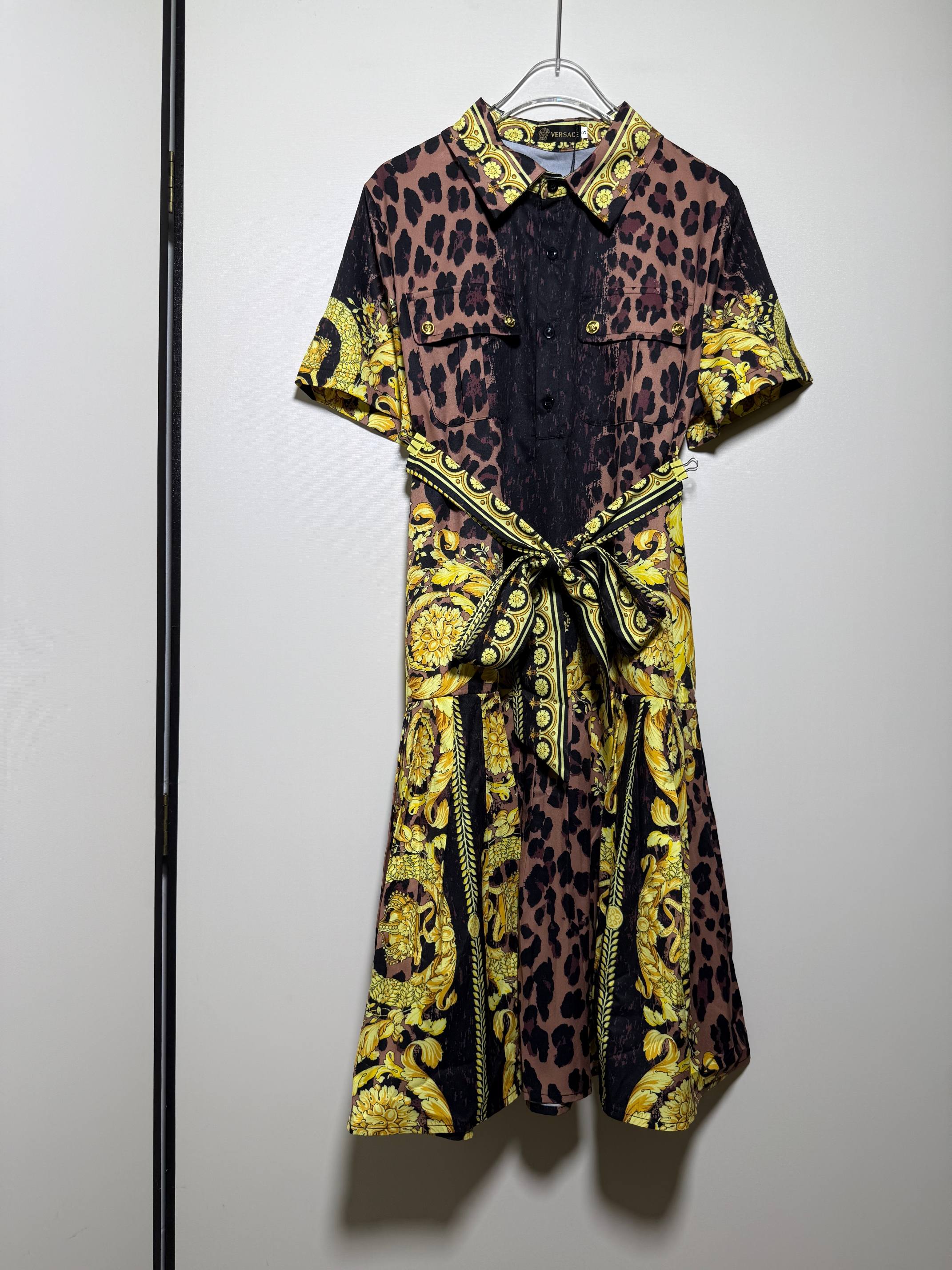 NO:822987,VERSACE/Versace's popular baroque leopard print lapel short-sleeved single-breasted shirt dress.SMLXL, Versace-clothing,versace,versace,skirts,shirts,T-shirt,19860909VERSACE/范思哲爆款巴洛克豹纹印花翻领短袖单排扣衬衫连衣裙.SMLXL,范思哲-服装,versace,versace,skirts,shirts,T-shirt,,Women's clothing