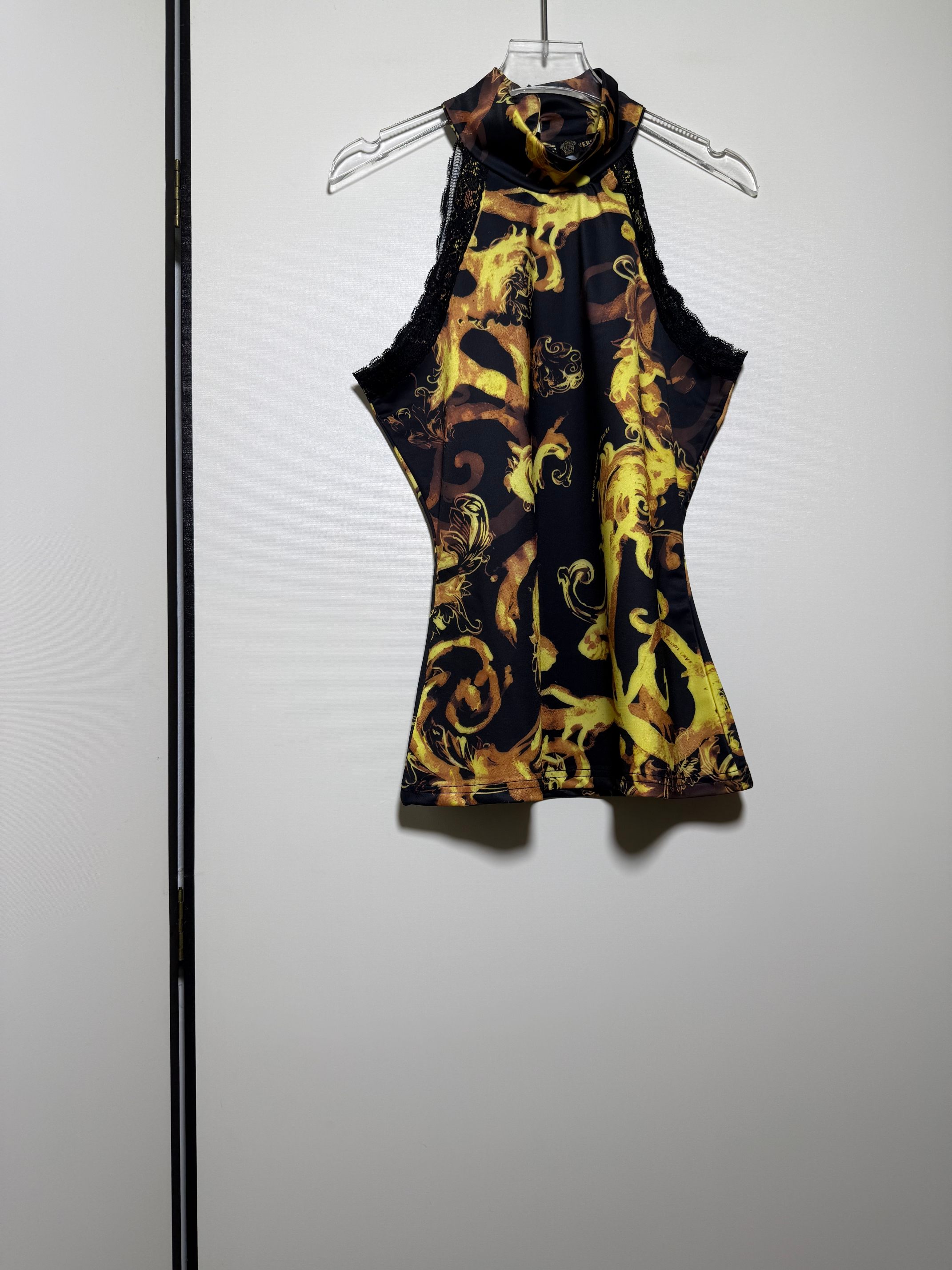 NO:822967,VERSA*C/Versace's popular baroque print high-end off-shoulder lace splicing vest niche design fashion retro pure desire hot girl top.SMLXL, Versace-clothing,versace,versace,19860909VERSA*C/范思哲爆款巴洛克印花高级感露肩蕾丝拼接背心小众设计感时尚穿搭复古纯欲辣妹上衣.SMLXL,范思哲-服装,versace,versace,,Women's clothing