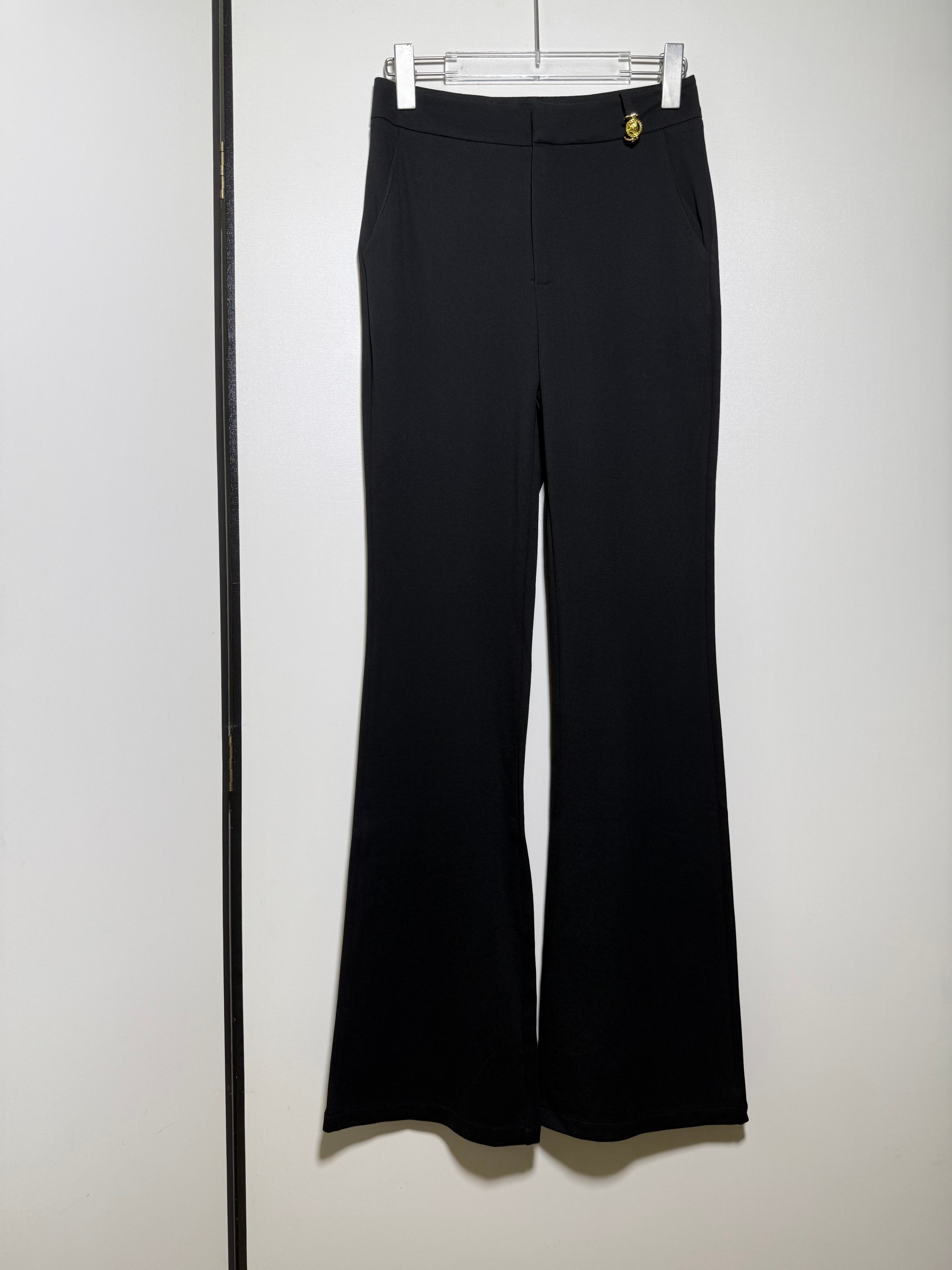 NO:822955,VERSACE/Versace women's fashionable and versatile classic style!  !  Small gold buckle decoration high waist slightly flared black slimming trousers casual trousers SMLXL, Versace-clothing,versace,versace,19860909VERSACE/范思哲 女士 时髦百搭经典款！！小金扣装饰高腰微喇黑色显瘦长裤休闲长裤SMLXL,范思哲-服装,versace,versace,,Women's clothing