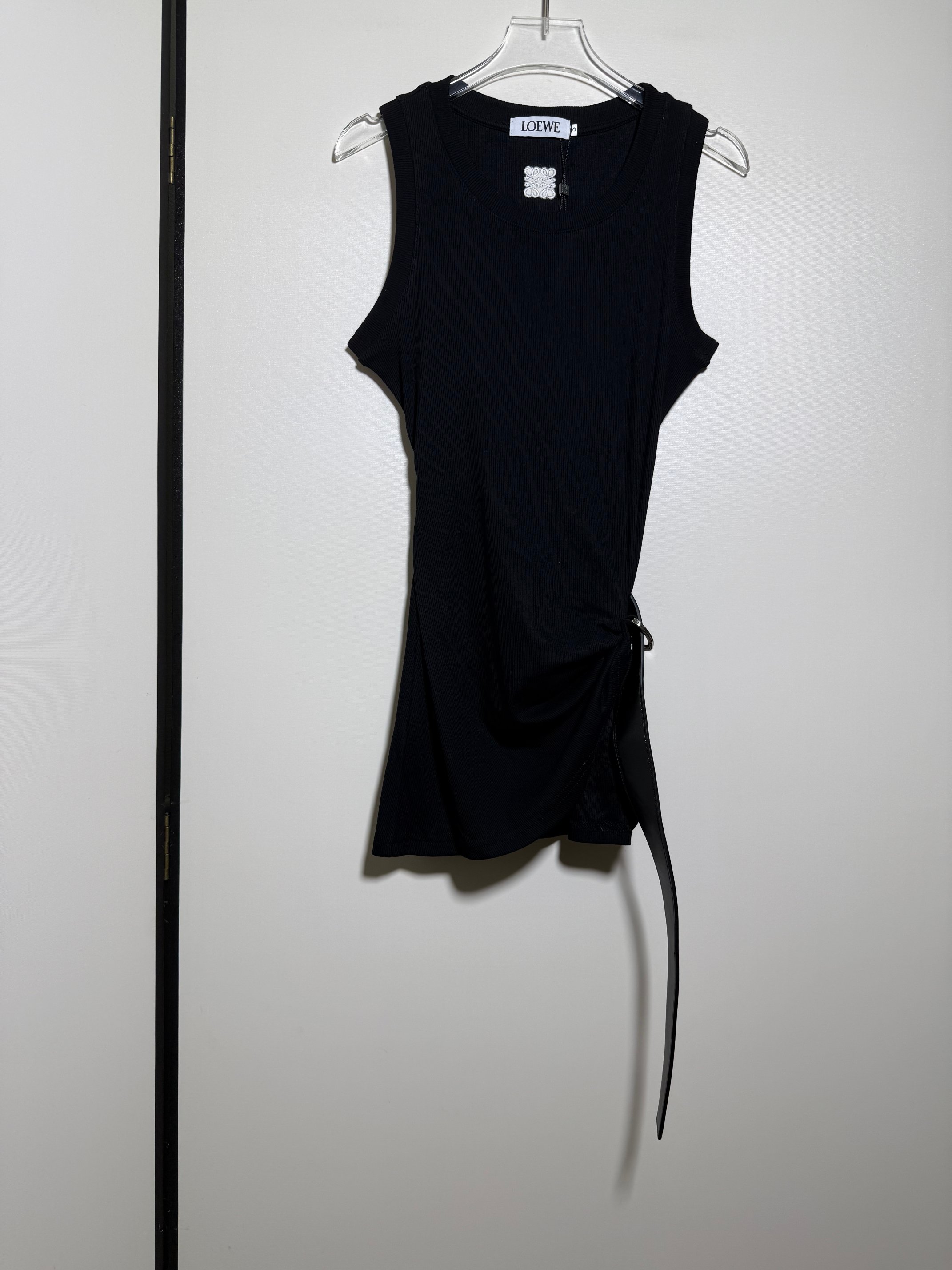 NO:822959,Loew*e/Loewe* women's design embroidered logo pleated side belt irregular sleeveless vest top.SMLXL, Loewe-clothing, loewe, loewe,19860909Loew*e/罗意*威女装设计款刺绣徽标堆褶侧边皮带不规则无袖背心上衣.SMLXL,罗意威-服装,loewe,loewe,,Women's clothing