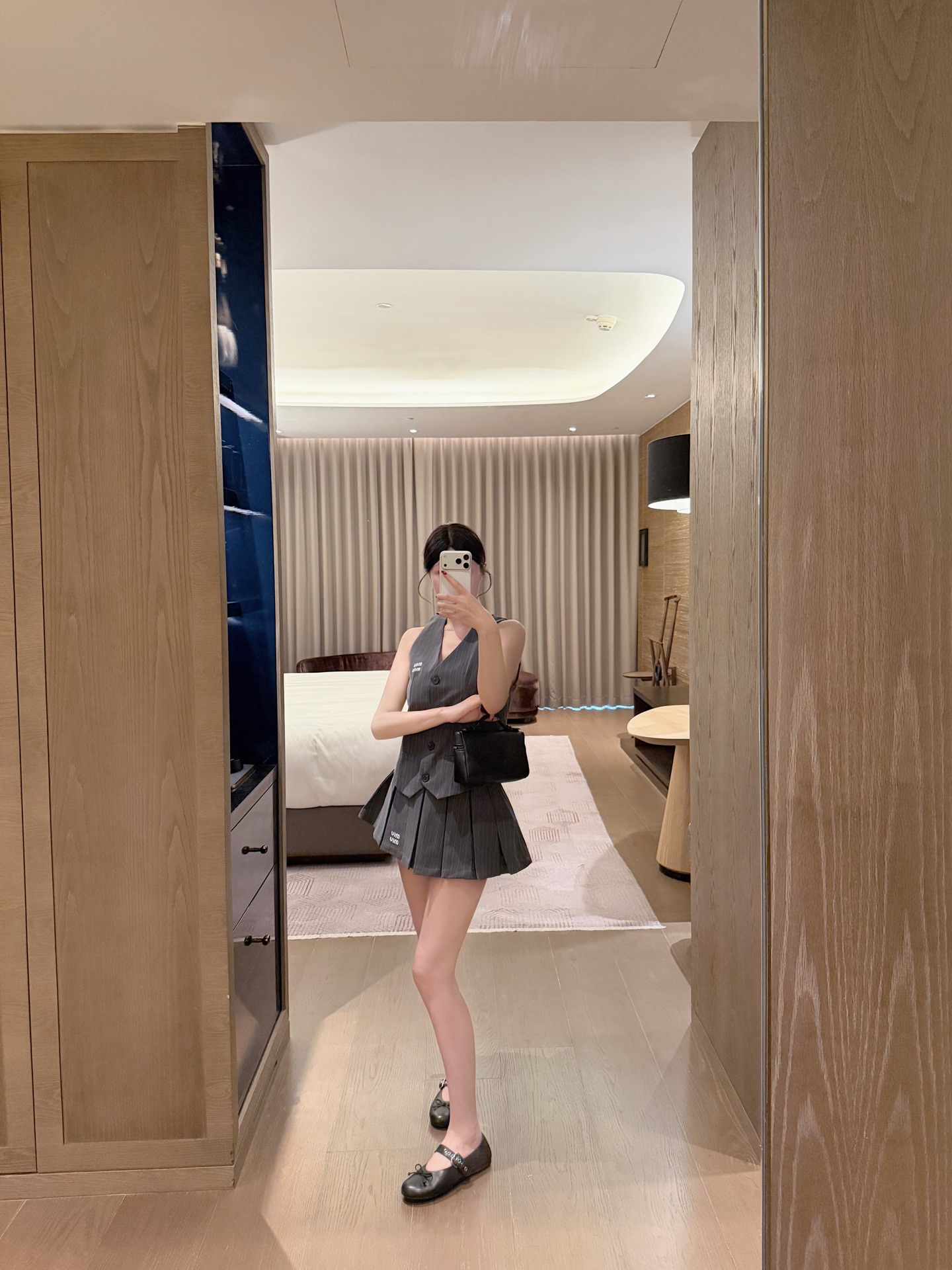 NO:832197,Suit MIUMI* embroidered letter stripes slimming vest vest pleated skirt suit SML,,miumiu,skirts,19860909套装MIUMI*刺绣字母条纹显瘦背心马甲百褶裙套装SML,,miumiu,skirts,,Women's clothing