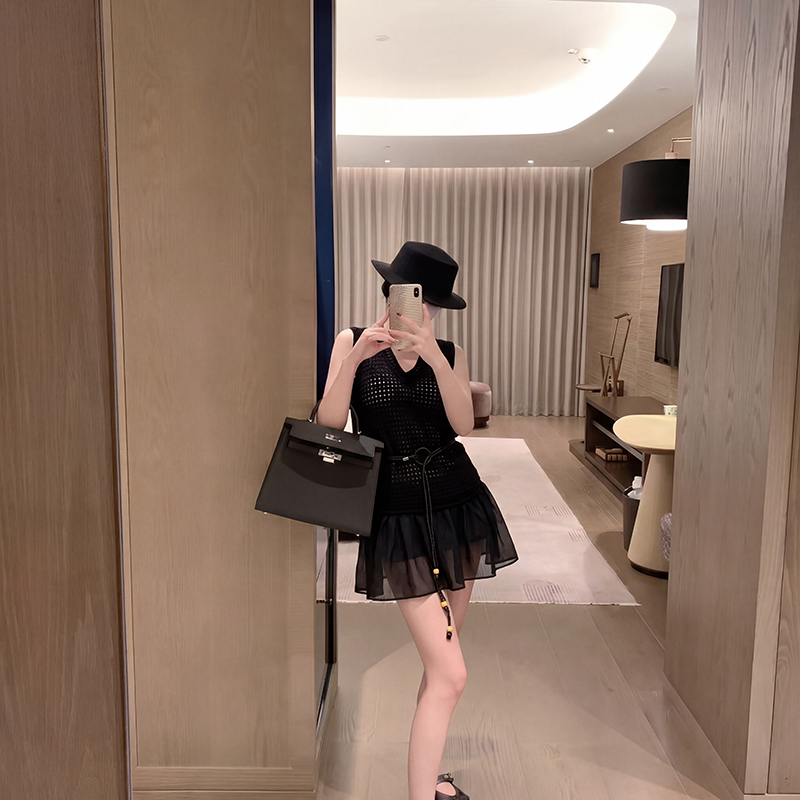 NO:832189,Xiaoxiang's medieval resort-style hollow knitted V-neck dress~~The hem is spliced ​​with chiffon lace (with belt) SML,,skirts,19860909小香中古度假风镂空针织V领连衣裙～～下摆拼接雪纺花边（配腰带）SML,,skirts,,Women's clothing