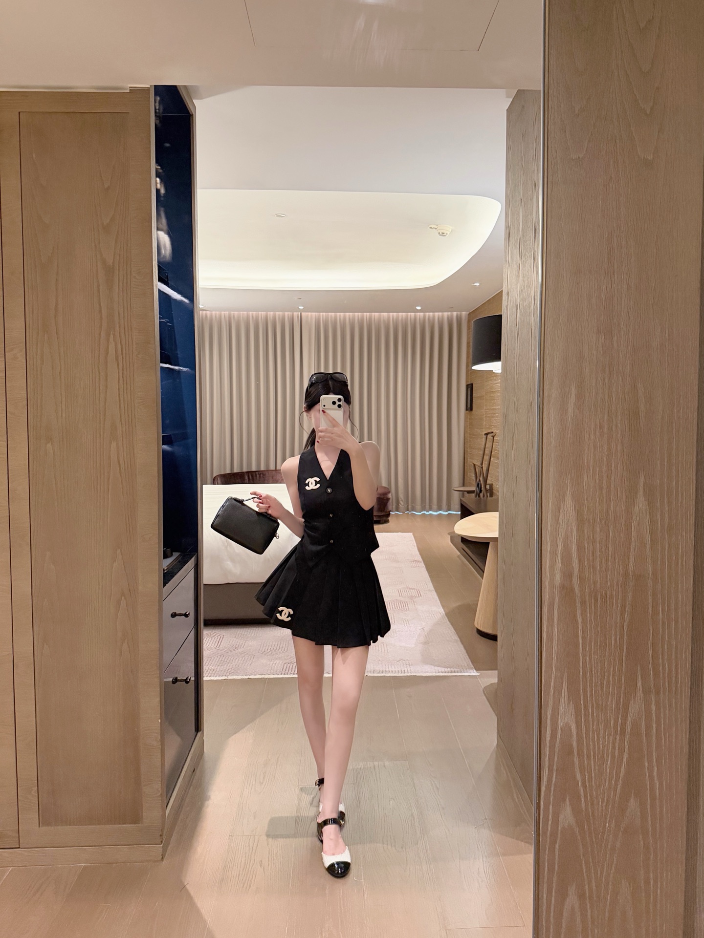 NO:832151,Suit Xiaoxiang second-hand custom-made double C accessories slimming vest vest pleated skirt suit SML,,skirts,19860909套装小香中古定制双C辅料显瘦背心马甲百褶裙套装SML,,skirts,,Women's clothing