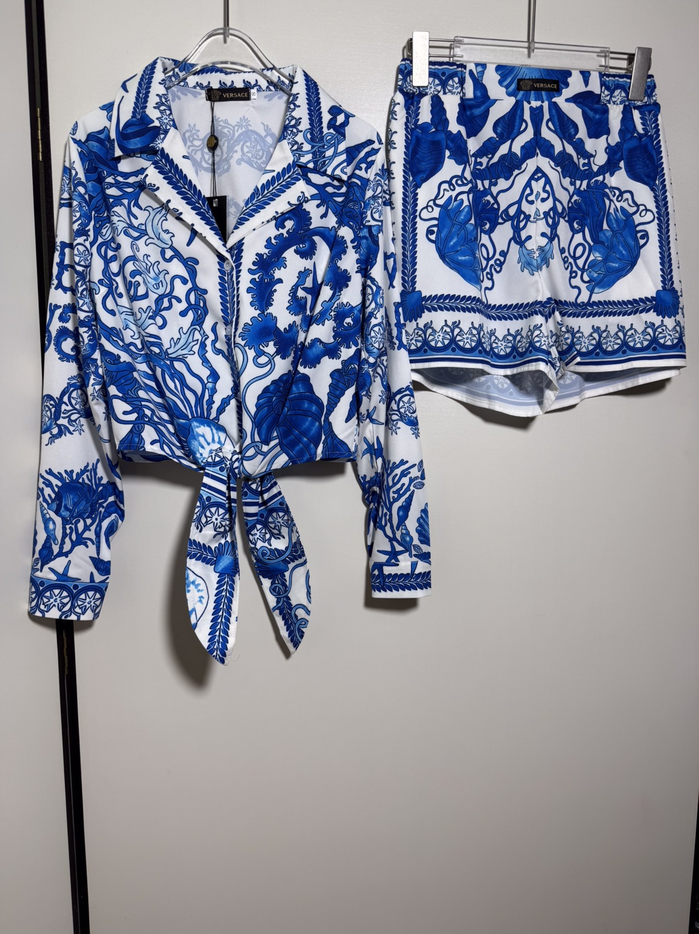 NO:821089,Suit VERSACE/Versace popular series women's Baroque Ocean World conch shell starfish print knotted shirt casual shorts suit two-piece set.SMLXL, Versace-clothing,versace,versace,shorts,shirts,19860909套装VERSACE/范思哲爆款系列 女士 巴洛克海洋世界海螺贝壳海星印花系结衬衫休闲短裤 套装两件套.SMLXL,范思哲-服装,versace,versace,shorts,shirts,,Women's clothing
