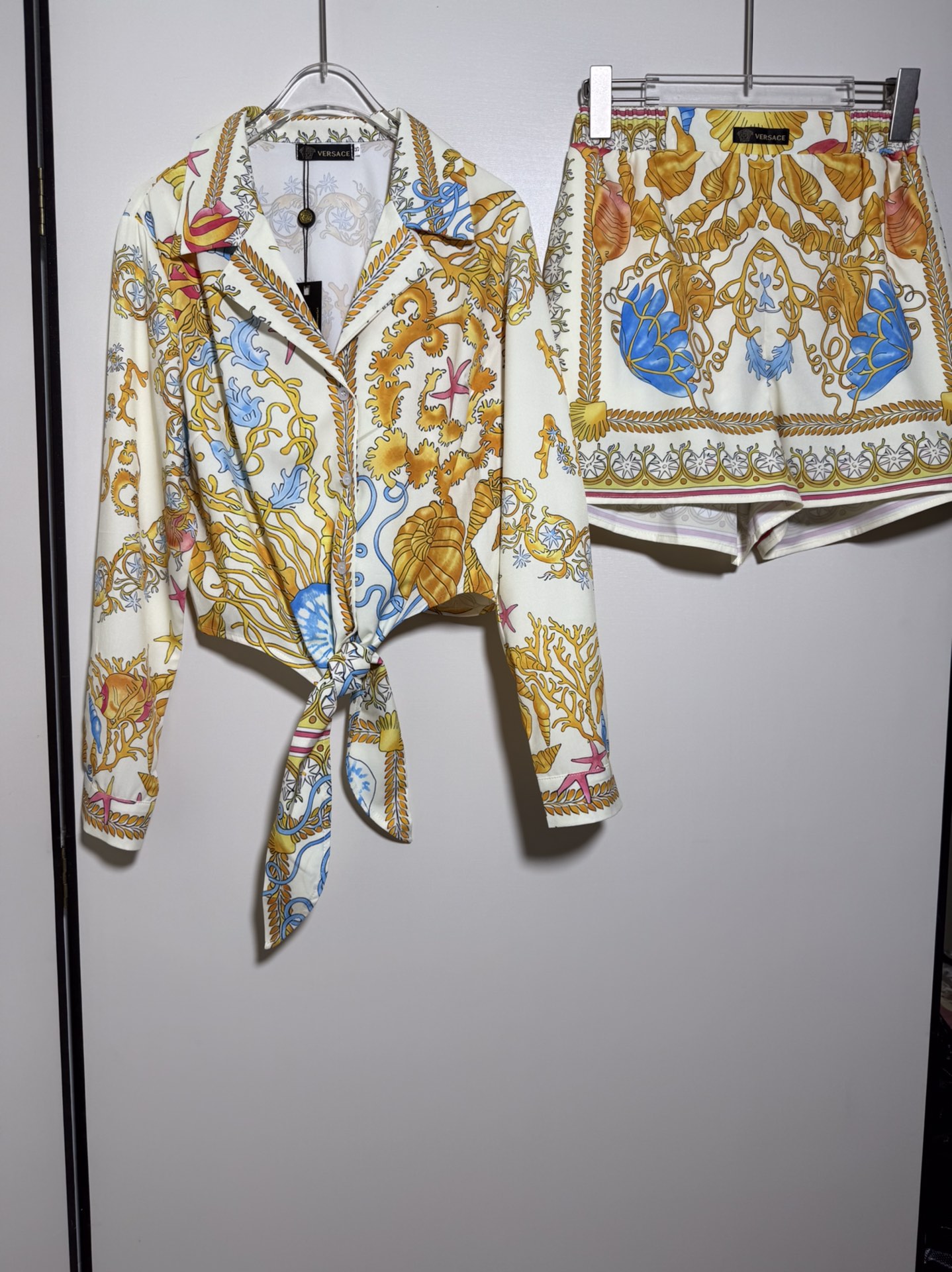 NO:832119,Suit VERSACE/Versace popular series women's Baroque Ocean World conch shell starfish print knotted shirt casual shorts suit two-piece set.SMLXL,,versace,versace,shorts,shirts,19860909套装VERSACE/范思哲爆款系列 女士 巴洛克海洋世界海螺贝壳海星印花系结衬衫休闲短裤 套装两件套.SMLXL,,versace,versace,shorts,shirts,,Women's clothing