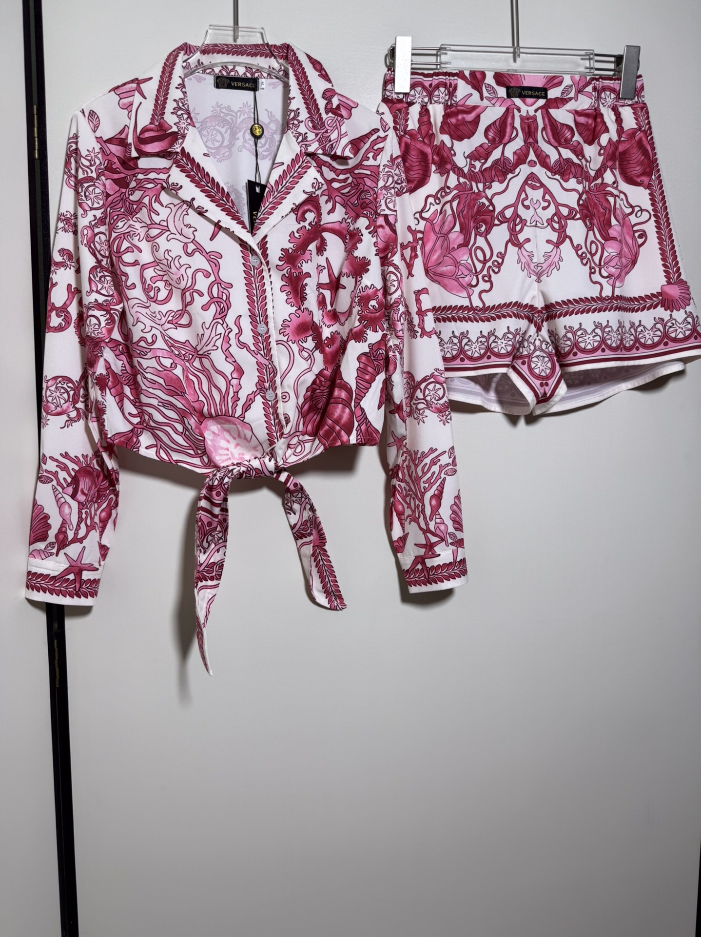 NO:832107,Suit VERSACE/Versace popular series women's Baroque Ocean World conch shell starfish print knotted shirt casual shorts suit two-piece set.SMLXL,,versace,versace,shorts,shirts,19860909套装VERSACE/范思哲爆款系列 女士 巴洛克海洋世界海螺贝壳海星印花系结衬衫休闲短裤 套装两件套.SMLXL,,versace,versace,shorts,shirts,,Women's clothing