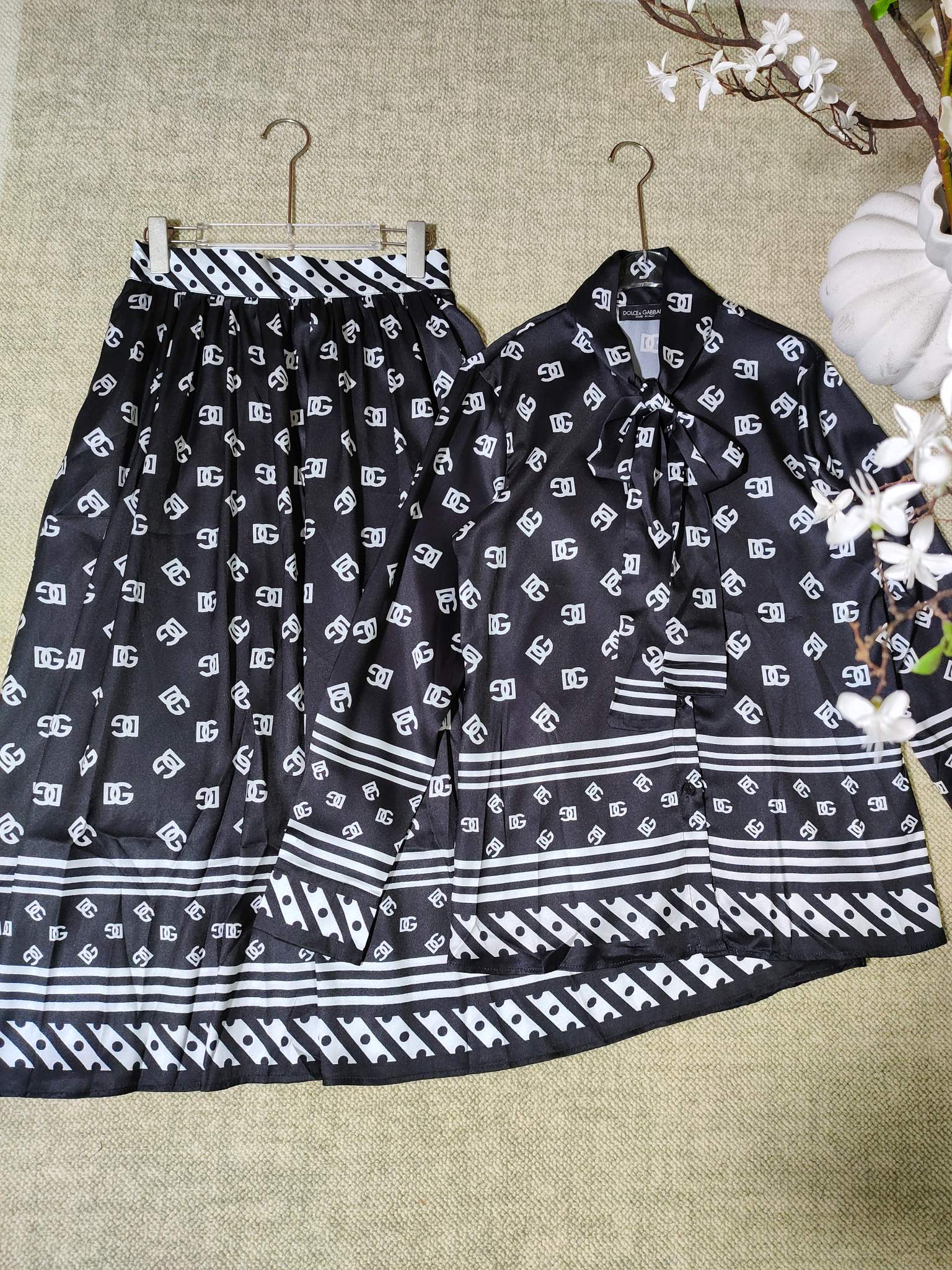 NO:821085,Dolce & Gabbana women's bow tie letter print shirt classic logo black polka dot high waist versatile skirt suit two-piece set.SMLXL, Dolce & Gabbana-clothing, Dolce&Gabbana, Dolce&Gabbana, skirts, shirts,19860909Dolce & Gabbana 女士蝴蝶结系带字母印花衬衫经典logo黑色波点高腰百搭半身裙 套装两件套.SMLXL,杜嘉班纳-服装,Dolce&Gabbana,Dolce&Gabbana,skirts,shirts,,Women's clothing