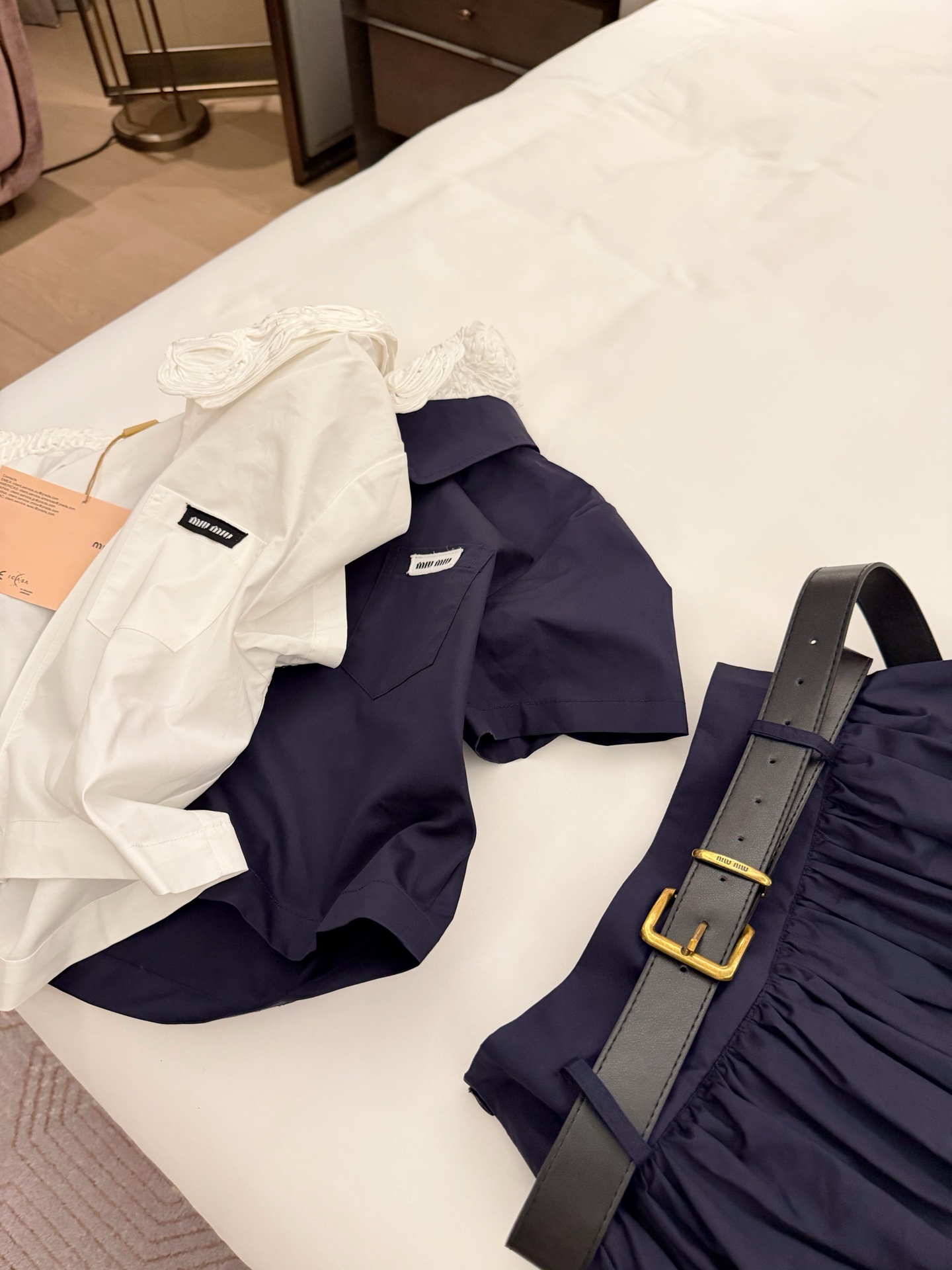 NO:835117,Suit MIUMI* custom-made lace collar short-sleeved shirt bud skirt (belt delivered) SML,,miumiu,skirts,T-shirt,19860909套装MIUMI*订制蕾丝花边领子短袖衬衣花苞短裙（配送腰带）SML,,miumiu,skirts,T-shirt,,Women's clothing
