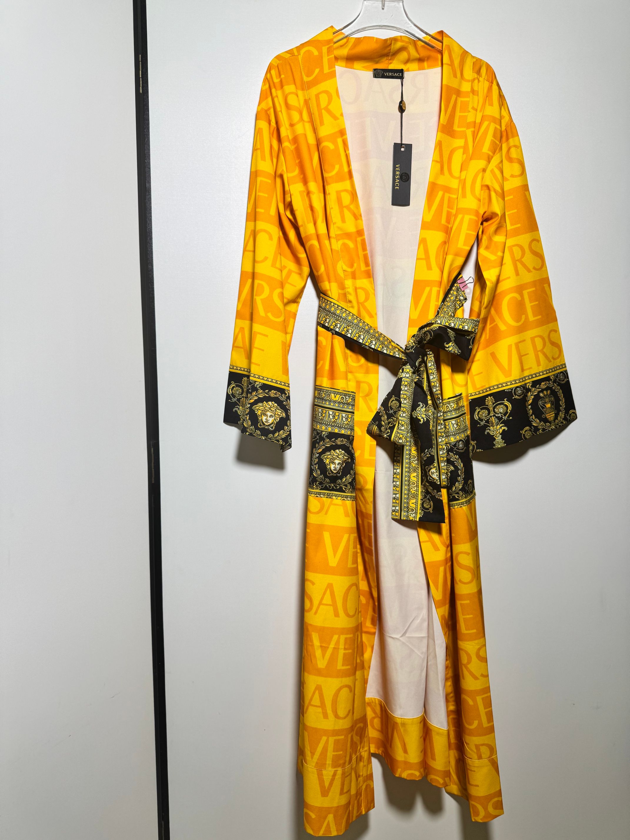 NO:821058,VERSA*E/Van*zhe's popular Medusa head baroque letter color-blocking printed long-sleeved belted waist casual loose long nightgown.SMLXL, Versace-clothing,versace,versace,19860909VERSA*E/范*哲爆款美杜莎头像巴洛克字母拼色印花长袖系腰带收腰休闲宽松长款睡袍.SMLXL,范思哲-服装,versace,versace,,Women's clothing