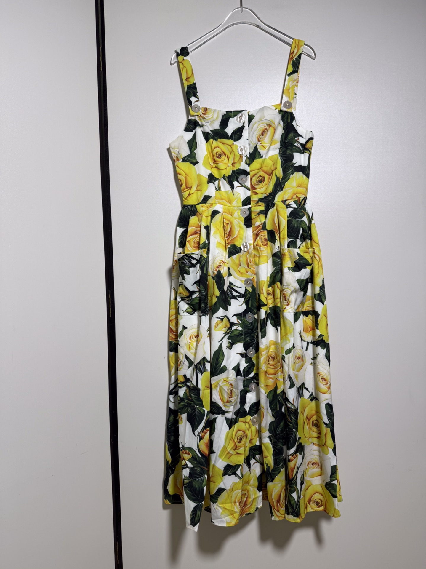 NO:821072,Dol*e & Gabba*a Sicilian femininity, passionate golden rose, sultry and charming, lady's vacation sexy suspender custom-made hardware button single-breasted large hem printed dress.SMLXL, Dolce&Gabbana-clothing, Dolce&Gabbana,skirts,19860909Dol*e & Gabba*a杜*嘉 西西里女人味 热情金黄色玫瑰撩人又魅 贵妇度假性感吊带定制五金纽扣单排扣大摆印花连衣裙.SMLXL,杜嘉班纳-服装,Dolce&Gabbana,skirts,,Women's clothing