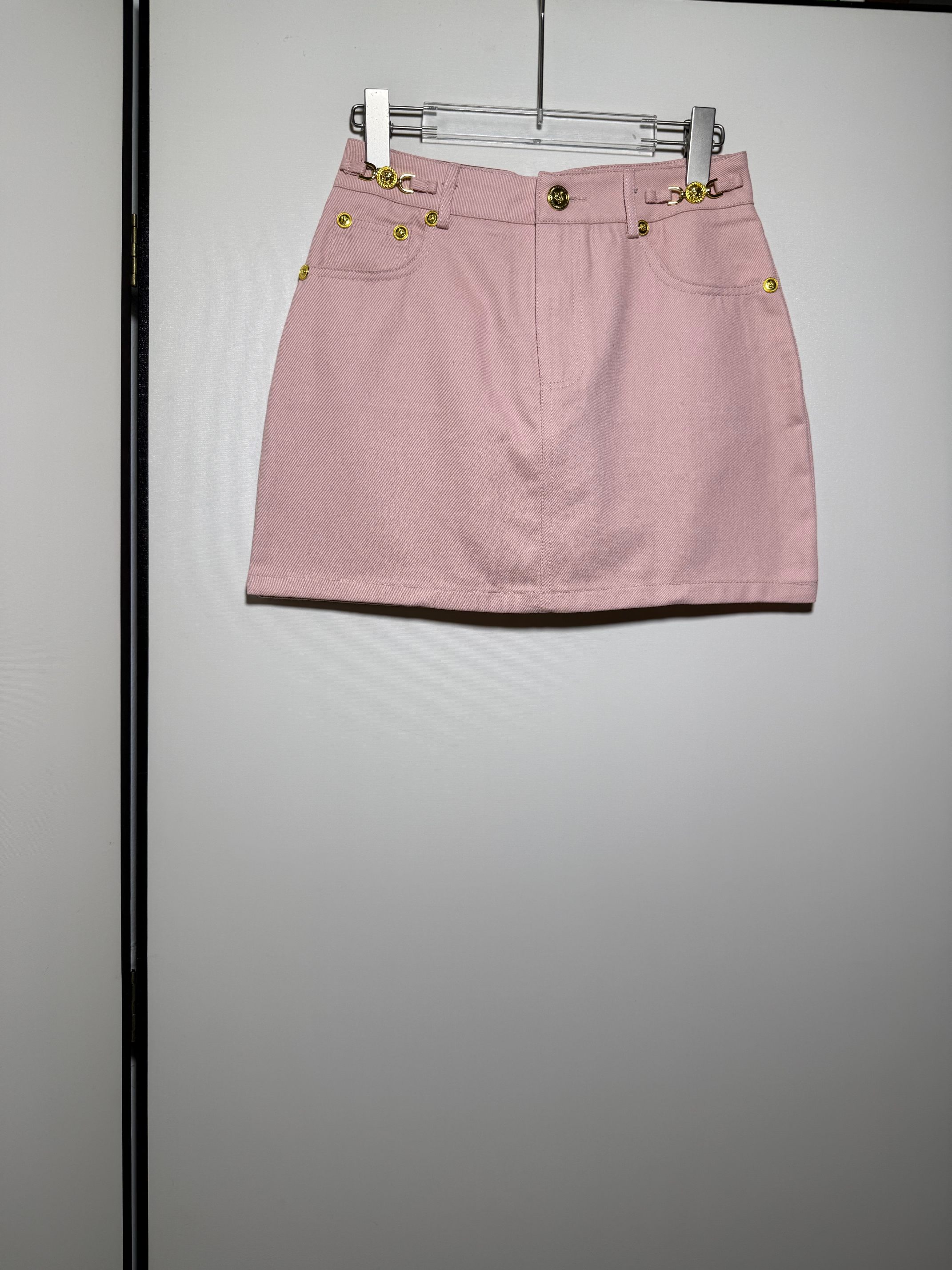 NO:821148,VERS**E/Versace hot-selling series Baroque Medusa metal buckle decorated high-waist denim skirt hip-covering mini skirt.SMLXL, Versace-clothing,versace,versace,skirts,19860909VERS**E/范*哲 爆款系列 巴洛克美杜莎金属扣装饰高腰牛仔半裙包臀迷你短裙.SMLXL,范思哲-服装,versace,versace,skirts,,Women's clothing