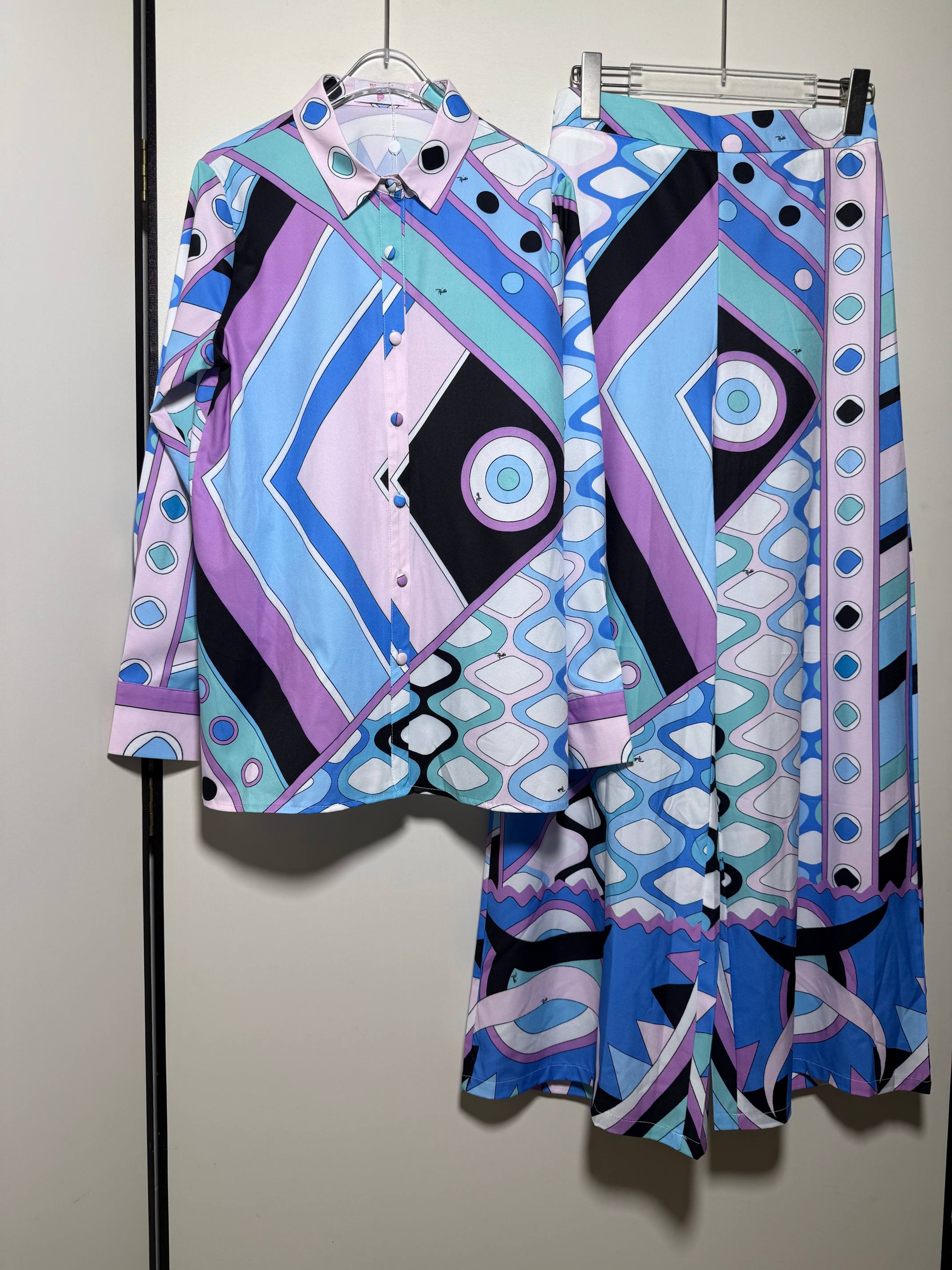 NO:822930,New set of multi-color geometric print lapel long-sleeved shirt + casual wide-leg trousers. Two-piece home pajama style suit. SMLXL, women's clothing, shirts,19860909套装新款多色几何印花翻领长袖衬衫＋休闲阔腿长裤 居家睡衣风套装两件套.SMLXL,女装,shirts,,Women's clothing