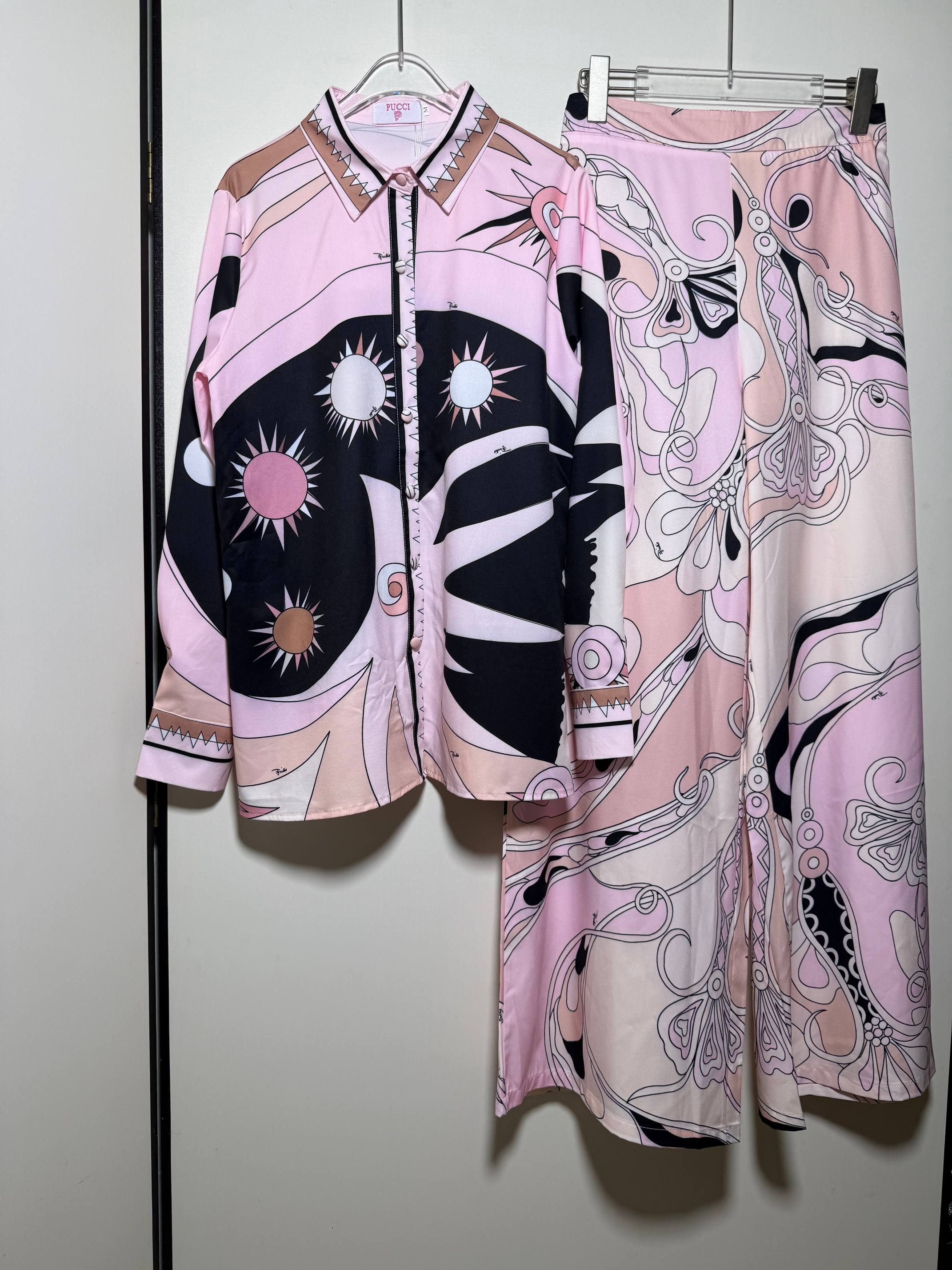 NO:821145,New set of multi-color geometric swirl sun print lapel long-sleeved shirt + casual wide-leg trousers. Two-piece home pajama style suit. SMLXL, women's clothing, shirts,19860909套装新款多色几何漩涡太阳印花翻领长袖衬衫＋休闲阔腿长裤 居家睡衣风套装两件套.SMLXL,女装,shirts,,Women's clothing