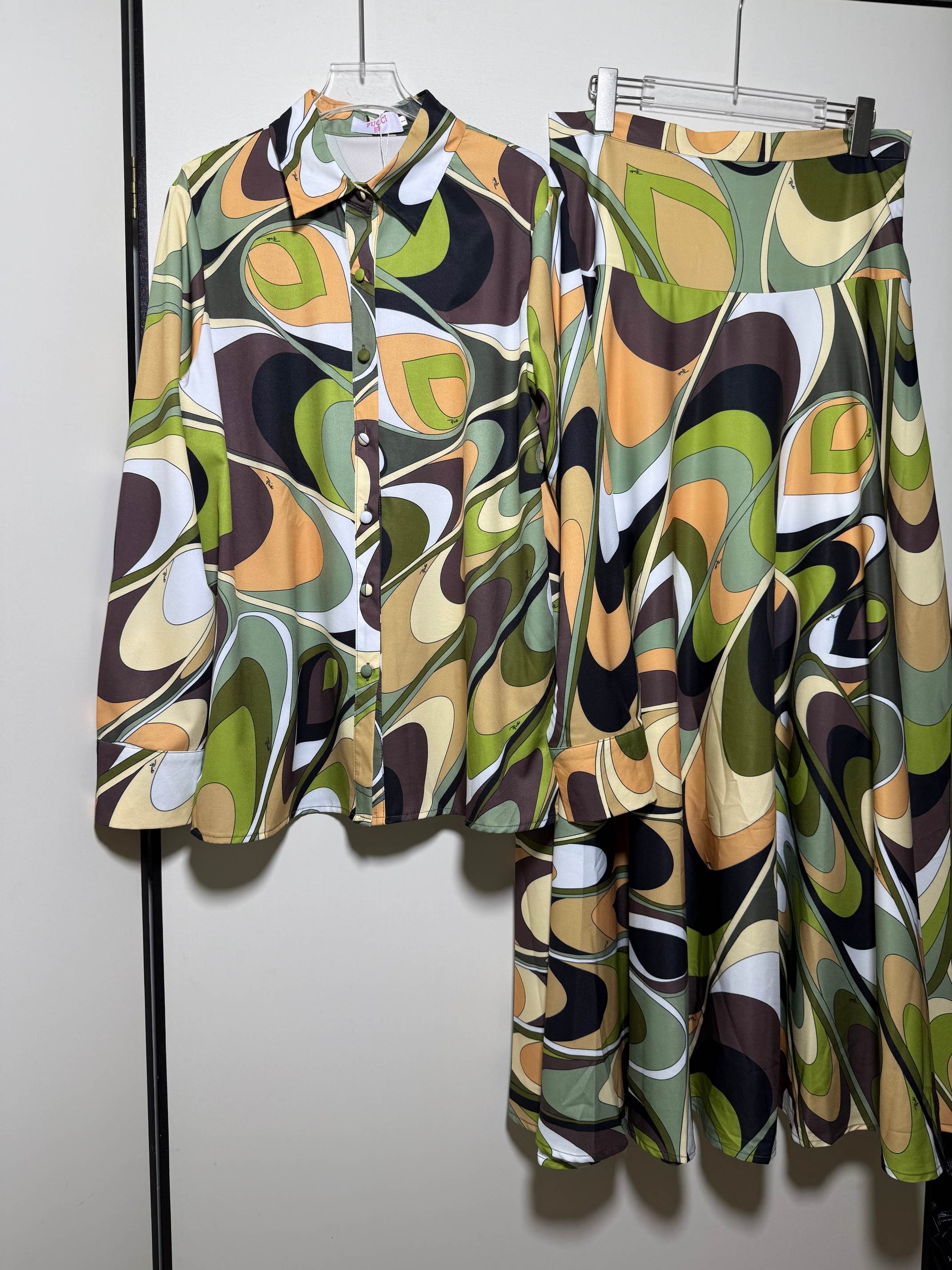 NO:821194,New set of multi-color geometric swirl printed lapel long-sleeved shirt + high-waisted skirt. Two-piece suit. SMLXL, women's clothing, skirts, shirts,19860909套装新款多色几何漩涡印花翻领长袖衬衫＋高腰半身裙 套装两件套.SMLXL,女装,skirts,shirts,,Women's clothing