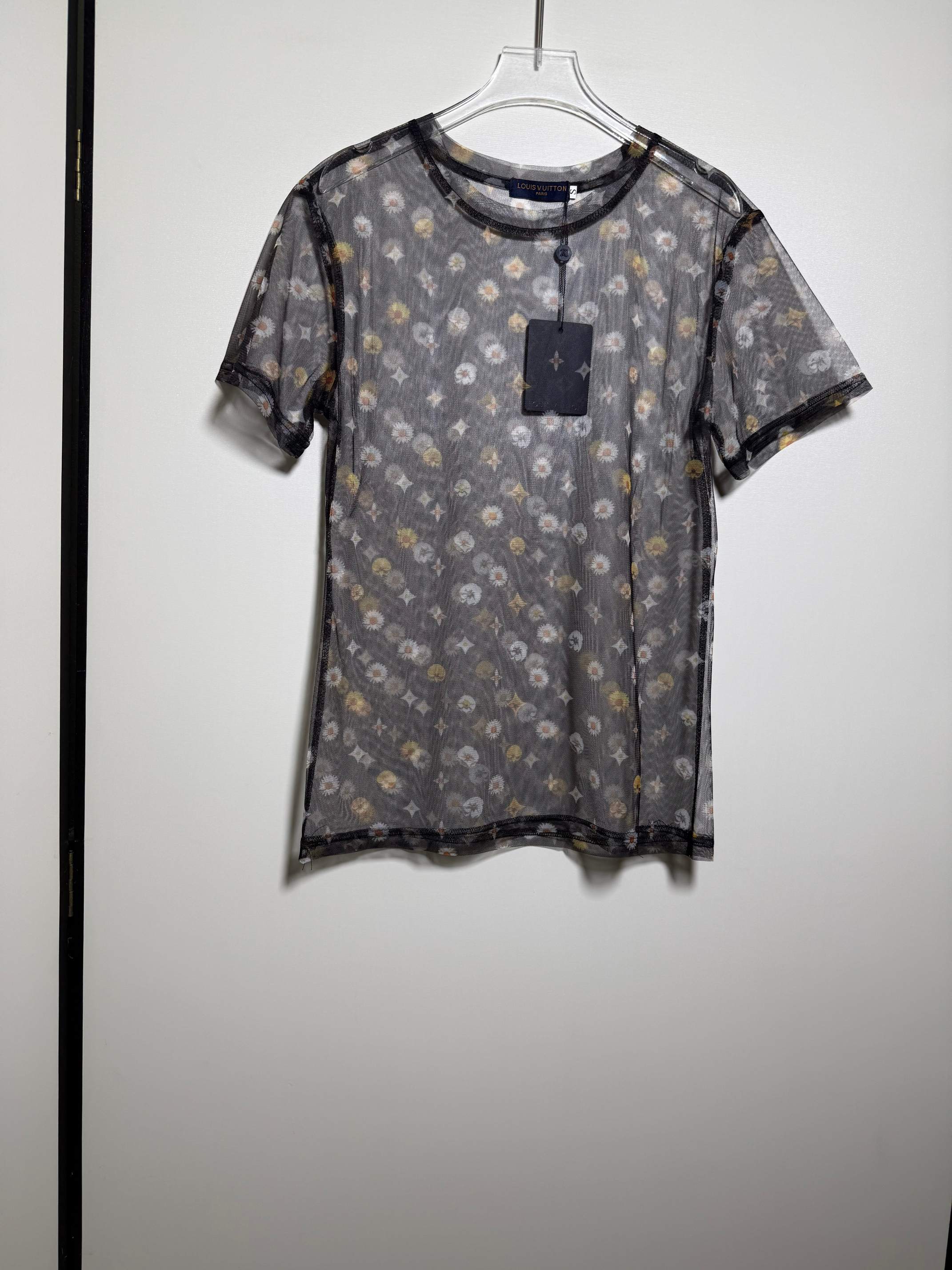 NO:822911,New daisy print sexy see-through mesh round neck short-sleeved T-shirt.SMLXL,Louis Vuitton-clothing,louis vuitton,T-shirt,tees,t-shirt,19860909新款小雏菊印花性感透视网纱圆领短袖T恤.SMLXL,路易威登-服装,louis vuitton,T-shirt,tees，t-shirt,,Women's clothing
