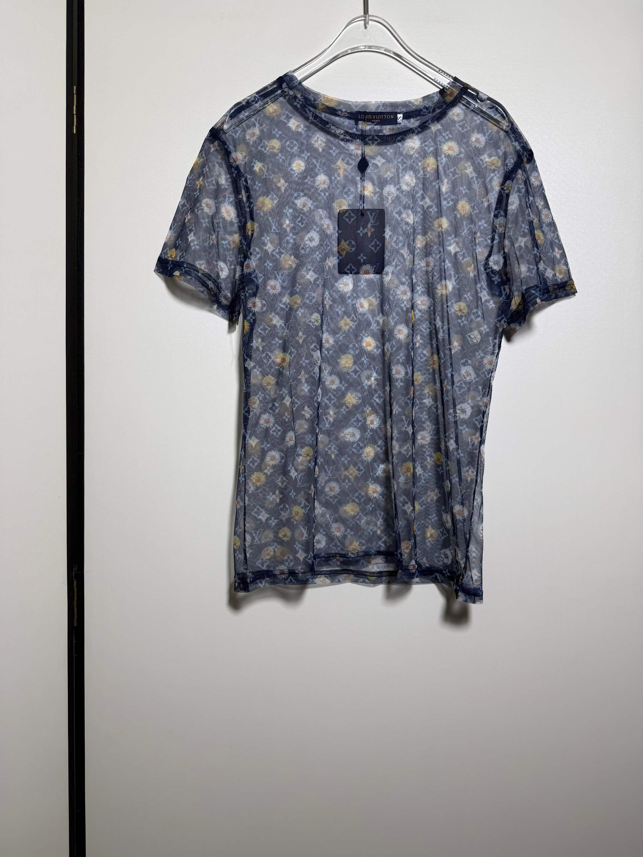 NO:822921,New small daisy old flower print sexy see-through mesh round neck short-sleeved T-shirt.SMLXL, Louis Vuitton-clothing, louis vuitton, T-shirt, tees, t-shirt,19860909新款小雏菊老花印花性感透视网纱圆领短袖T恤.SMLXL,路易威登-服装,louis vuitton,T-shirt,tees，t-shirt,,Women's clothing
