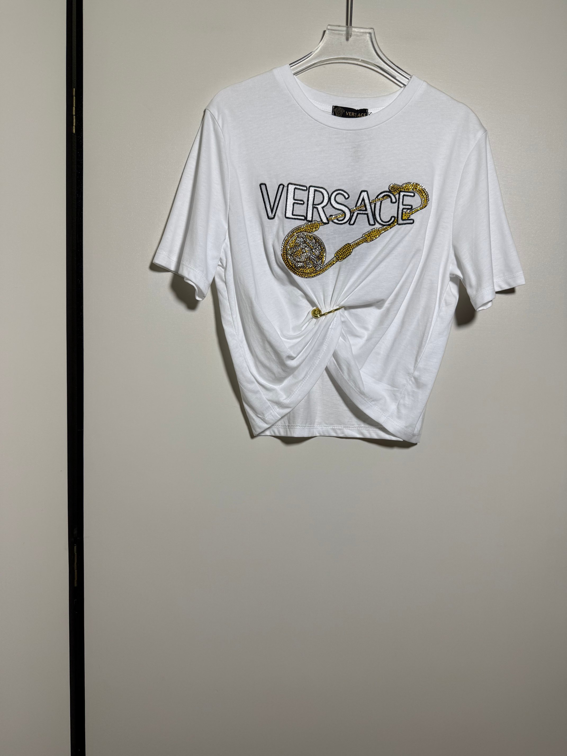 NO:822591,VERS**E/Fan*zhe popular series women's logo letter embroidery hot diamond decoration pin knot pleated casual short-sleeved embellished waist T-shirt.SMLXL, Versace-clothing,versace,versace,T-shirt,tees,t-shirt,19860909VERS**E/范*哲 爆款系列 女士标志logo字母刺绣烫钻饰别针结饰褶裥休闲短袖缀饰露腰T恤 .SMLXL,范思哲-服装,versace,versace,T-shirt,tees，t-shirt,,Women's clothing