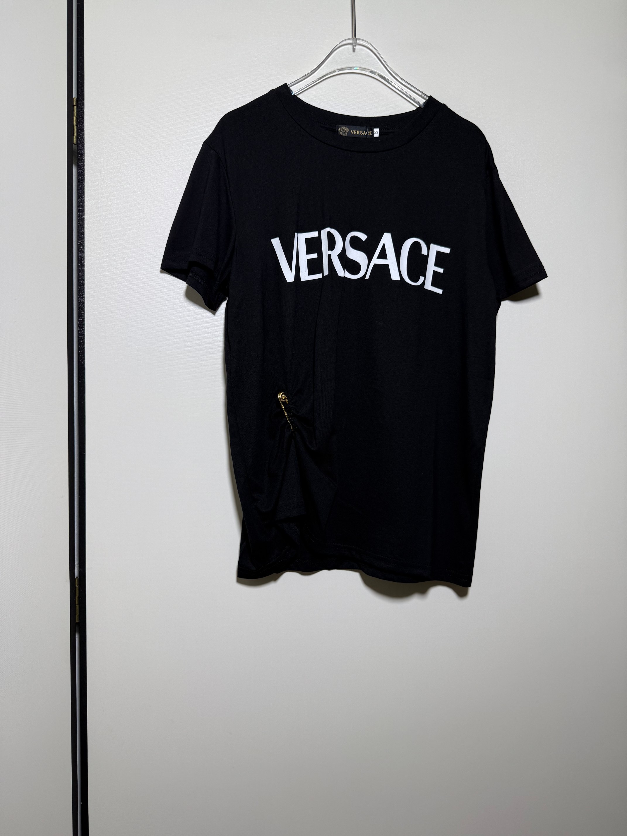 NO:822614,VERS*C*Van*zhe, classic, fashionable and versatile, irregular wrinkle design, safety pin decoration, simple letter Logo logo printing, round neck short-sleeved casual loose T-shirt.SMLXL, Versace-clothing,versace,versace,T-shirt,tees,t-shirt,19860909VERS*C*范*哲 经典时髦百搭 不规则收皱设计安全别针装饰 简约字母Logo徽标印花圆领短袖休闲宽松T恤.SMLXL,范思哲-服装,versace,versace,T-shirt,tees，t-shirt,,Women's clothing