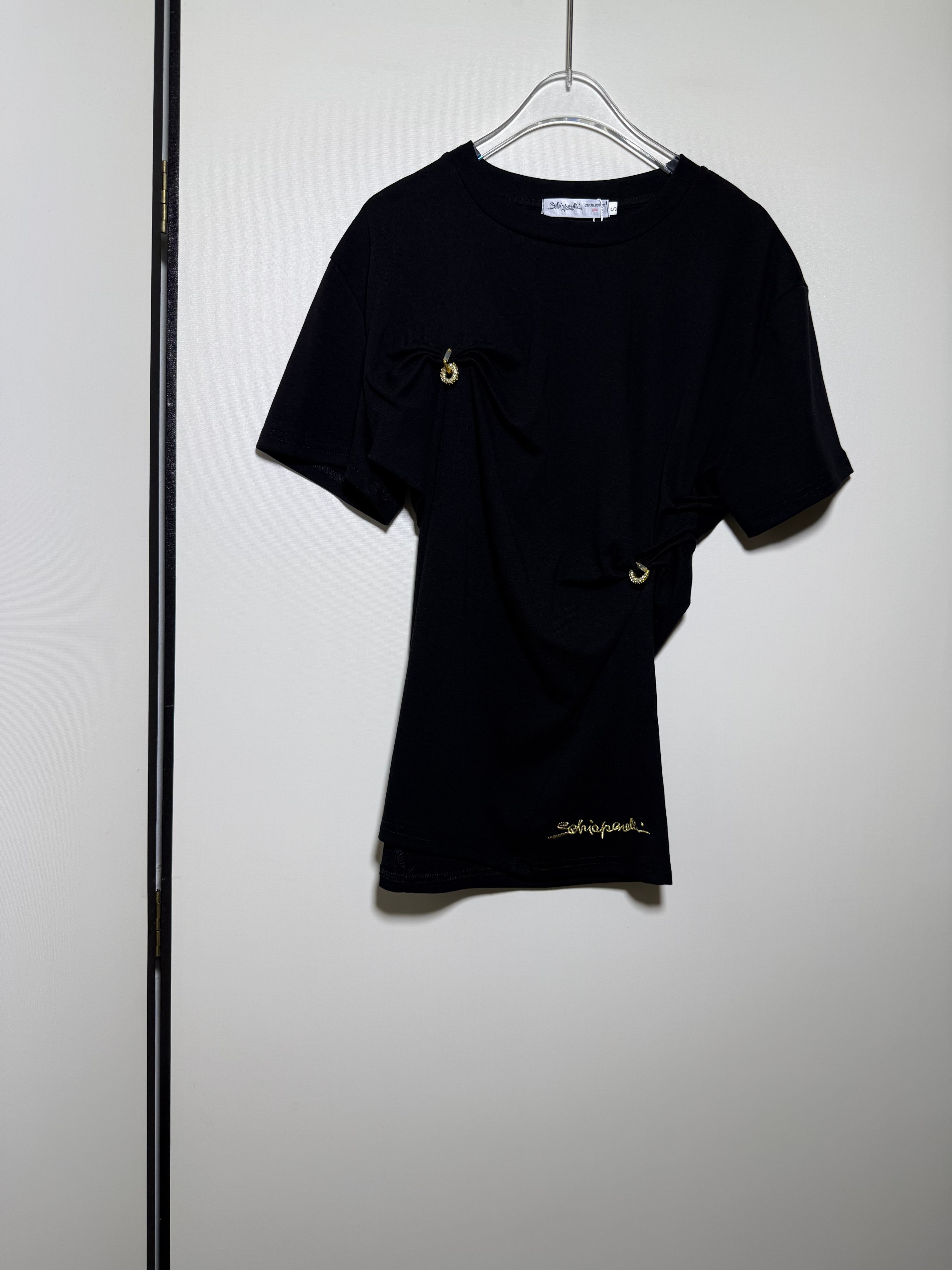 NO:822573,Classic, fashionable and versatile irregular twist design metal buckle decoration embroidered letter logo round neck short-sleeved T-shirt.SMLXL, women's clothing, T-shirt, tees, t-shirt,19860909经典时髦百搭不规则扭结设计款金属扣装饰刺绣字母徽标圆领短袖T恤.SMLXL,女装,T-shirt,tees，t-shirt,,Women's clothing