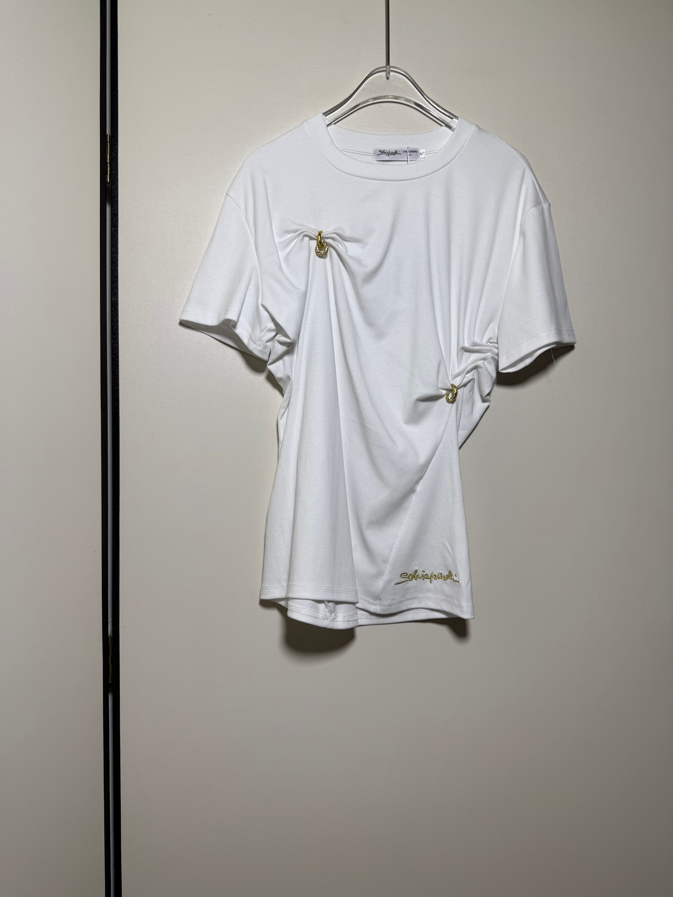 NO:837161,Classic, fashionable and versatile irregular twist design metal buckle decorated with embroidered letter logo round neck short-sleeved T-shirt.SMLXL,,T-shirt,tees,t-shirt,19860909经典时髦百搭不规则扭结设计款金属扣装饰刺绣字母徽标圆领短袖T恤.SMLXL,,T-shirt,tees，t-shirt,,Women's clothing