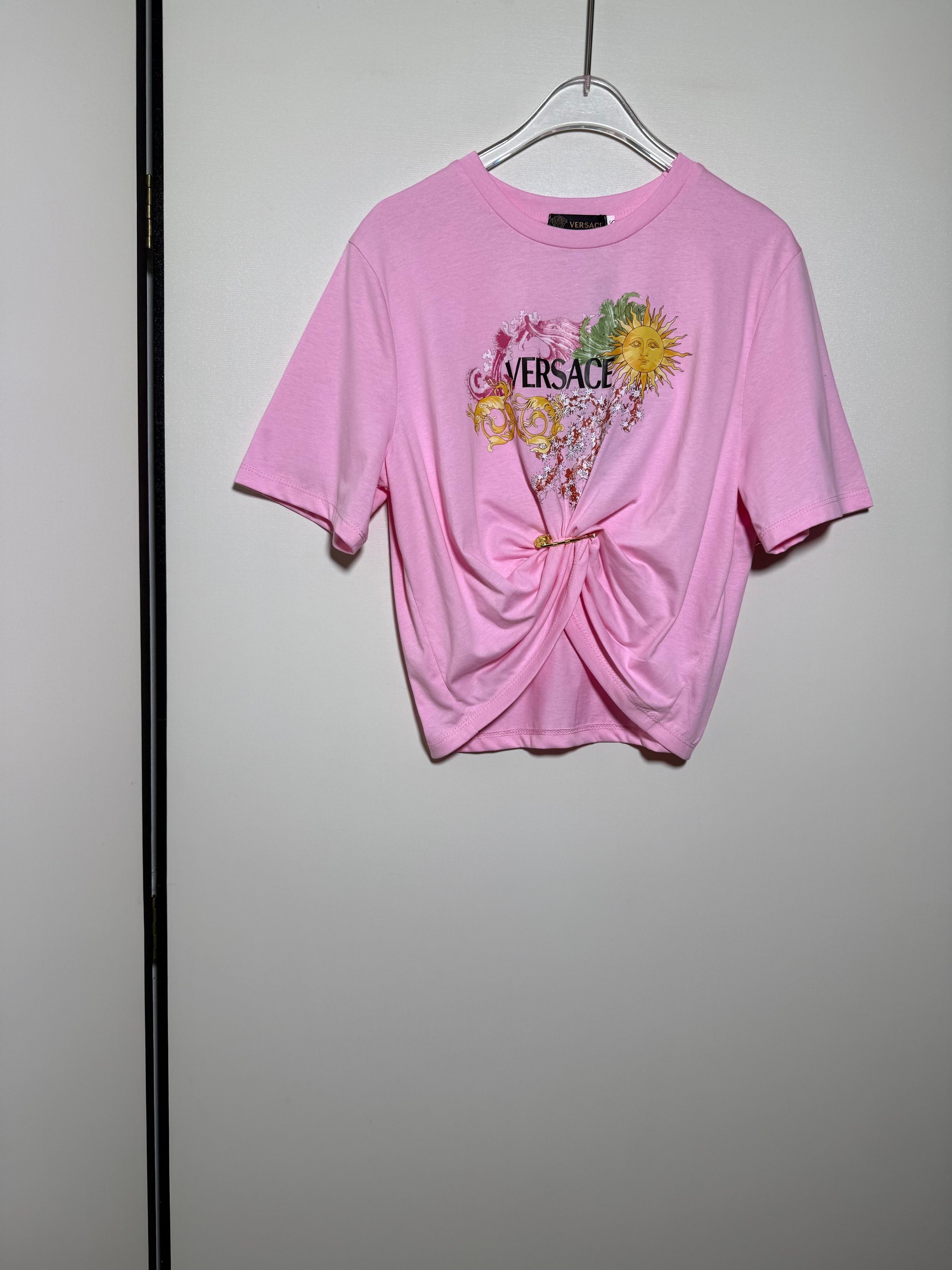 NO:825651,VERS**E/Van*zhe hot style series women's sun print decorated with pin knotted pleated casual short-sleeved embellished waist T-shirt.SMLXL, Versace-clothing,versace,versace,T-shirt,tees,t-shirt,19860909VERS**E/范*哲 爆款系列 女士太阳印花饰别针结饰褶裥休闲短袖缀饰露腰T恤 .SMLXL,范思哲-服装,versace,versace,T-shirt,tees，t-shirt,,Women's clothing