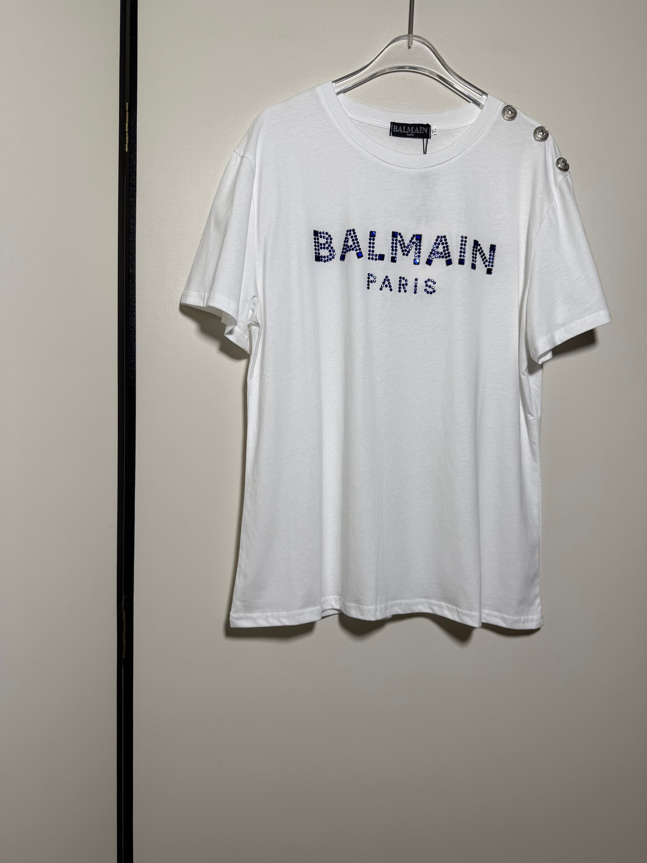 NO:825644,BALM**N/Ba*man new product, women's sapphire blue hot diamond letter logo print, exquisite gold buckle custom button embellished shoulder buckle, simple casual loose short-sleeved T-shirt top. SMLXL, Balmain-clothing, balmain, balmain, T-shirt, tees, t-shirt,19860909BALM**N/巴*曼 新品 女士宝蓝色烫钻字母logo印花 精美金扣定制纽扣缀饰肩扣 简约休闲宽松短袖T恤上衣.SMLXL,巴尔曼-服装,balmain,balmain,T-shirt,tees，t-shirt,,Women's clothing