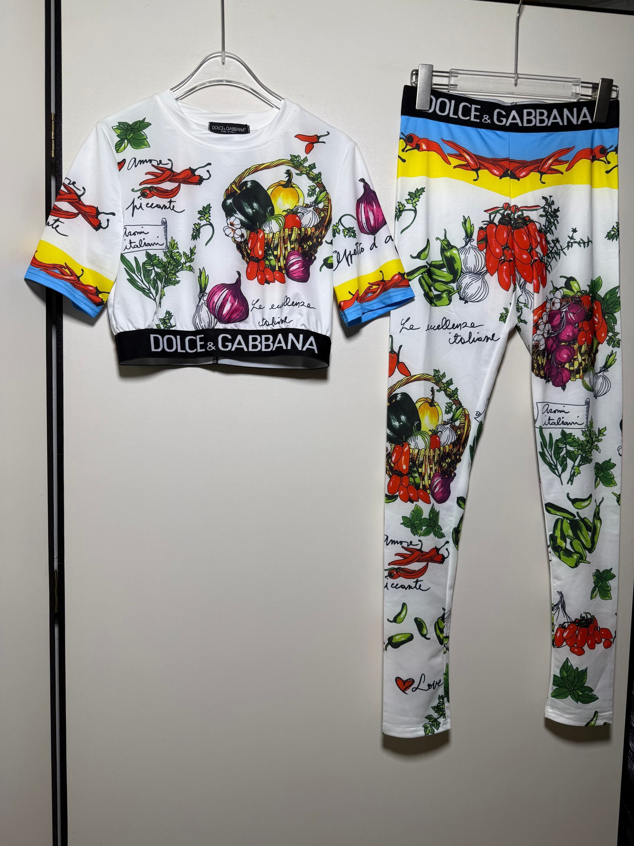 NO:825856,D*G Dugana new product suit, fun printed vegetables, fruits, tomatoes and onions, pepper pattern webbing letters short-sleeved top + elastic tights, two-piece suit. SMLXL, Dolce & Gabbana-clothing, Dolce&Gabbana, T-shirt,19860909套装D*G杜嘉纳新品 趣味印花蔬菜水果番茄洋葱 辣椒图案织带字母短袖上衣＋弹力紧身裤 套装两件套 .SMLXL,杜嘉班纳-服装,Dolce&Gabbana,T-shirt,,Women's clothing
