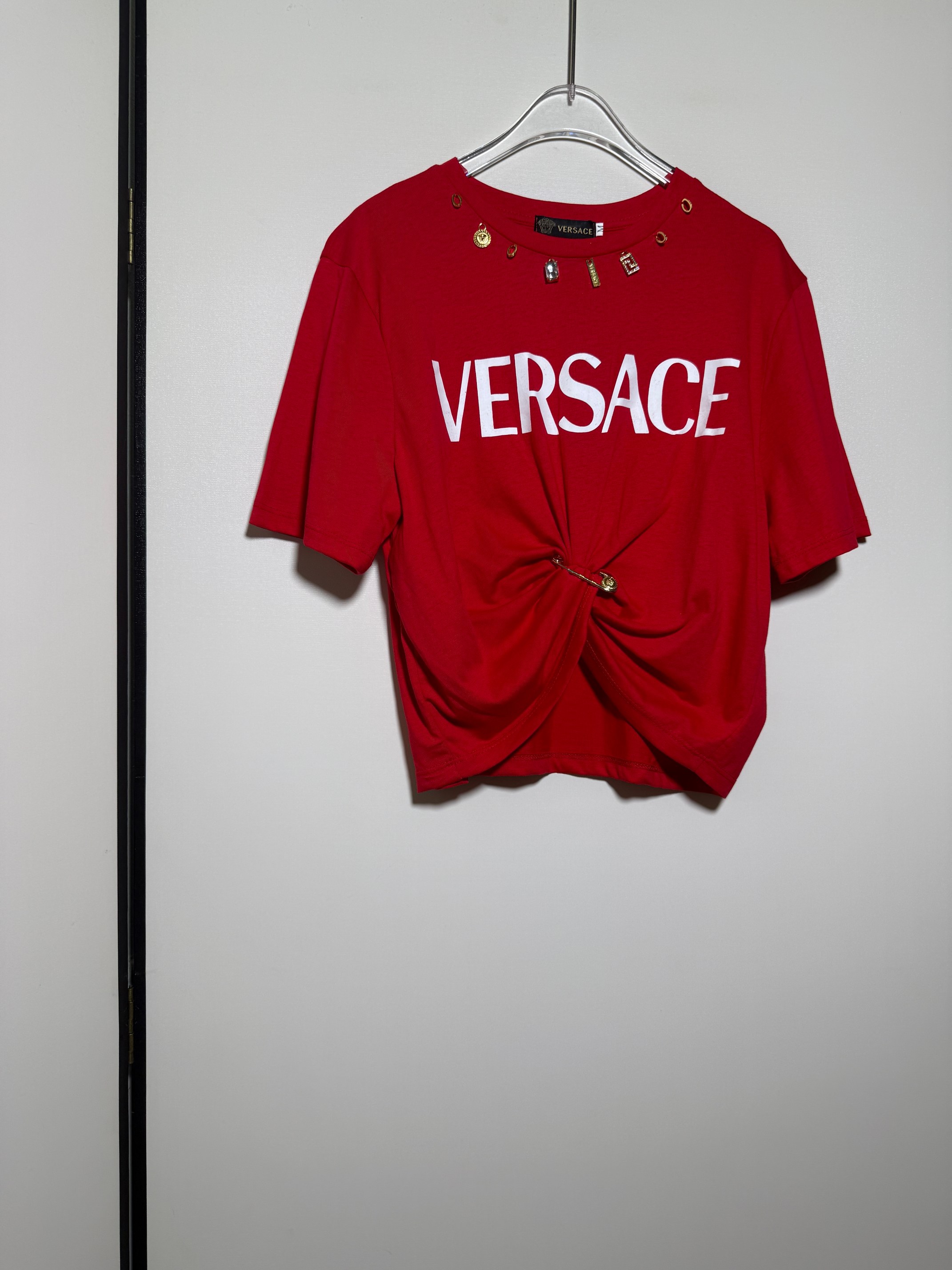 NO:825862,VERS**E/Fan*zhe's popular series, women's logo letter pins, knotted pleated casual short sleeves, neckline embellished decoration, custom hardware charms, exposed waist T-shirt.SMLXL, Versace-clothing,versace,versace,T-shirt,tees,t-shirt,19860909VERS**E/范*哲 爆款系列 女士标志logo字母别针结饰褶裥休闲短袖 领口缀饰装饰 定制五金吊饰露腰T恤.SMLXL,范思哲-服装,versace,versace,T-shirt,tees，t-shirt,,Women's clothing