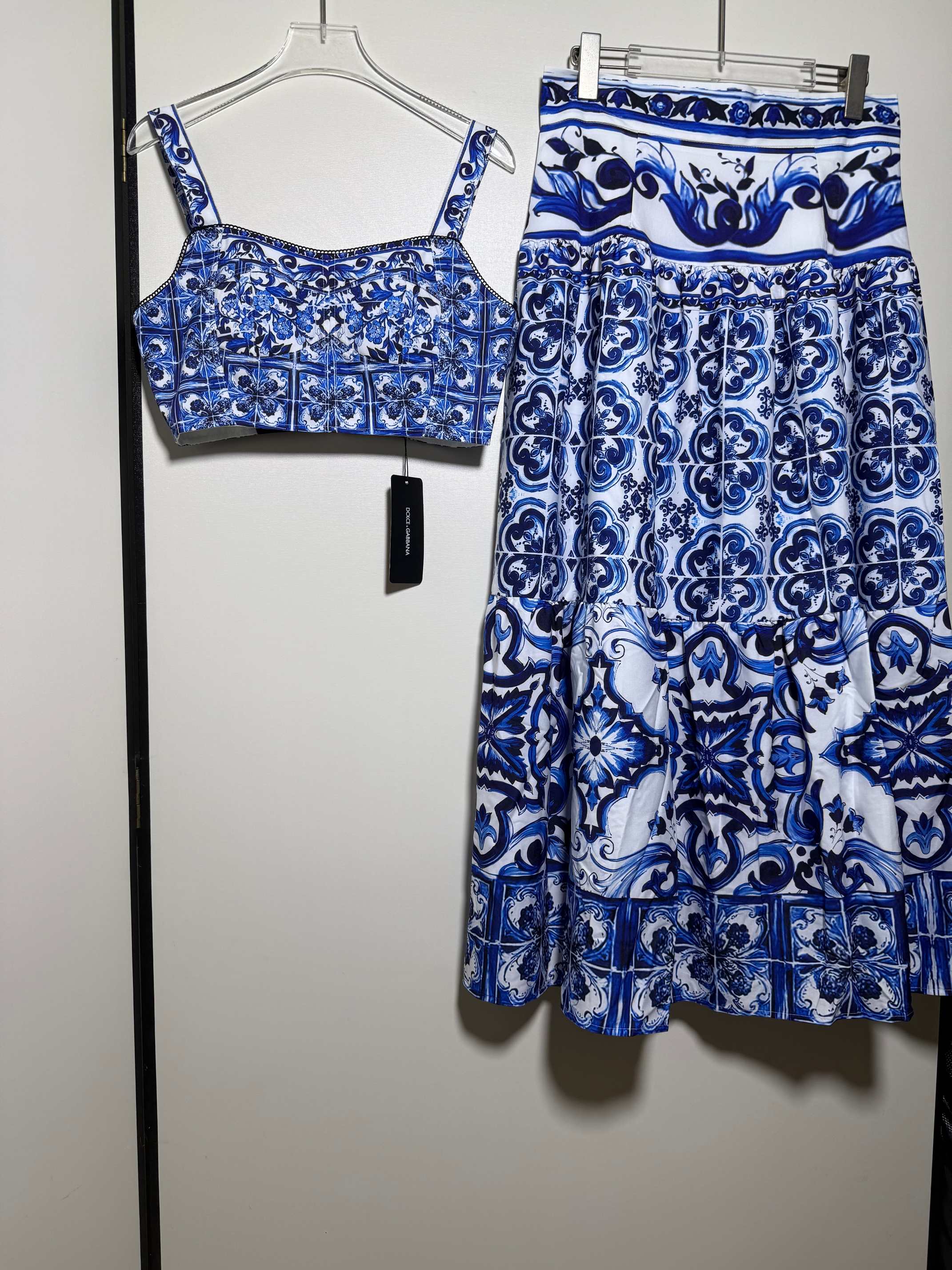 NO:825867,Suit D*G Duggar retro palace style Mediterranean blue blue and white porcelain tube top camisole bra top + blue blue and white porcelain skirt two-piece set suit.SMLXL, Dolce & Gabbana-clothing, Dolce&Gabbana, skirts,19860909套装D*G杜嘉 复古宫廷风地中海蓝色青花瓷抹胸吊带背心文胸上衣＋蓝色青花瓷半身裙两件套 套装.SMLXL,杜嘉班纳-服装,Dolce&Gabbana,skirts,,Women's clothing